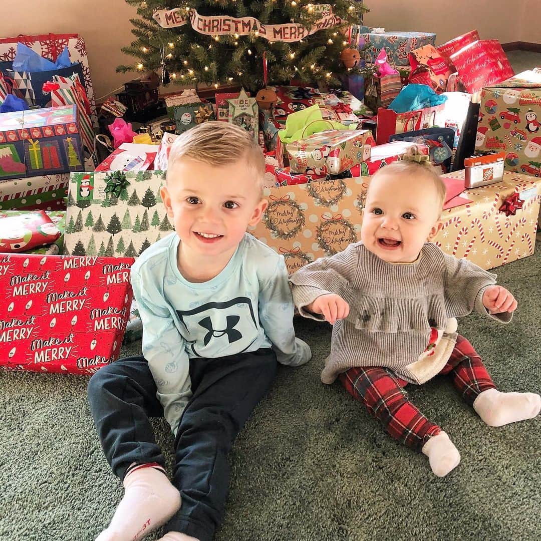 ライアン・ルアのインスタグラム：「I think @courtney_rua and myself enjoy Christmas with these two just a litttttttle bit more than we did as kids ourselves growing up 😉😉🎅🏼☃️🎄🎁🩸🧬 #Rowan #Avery #siblings #keepsgettingbetter #christmas #santa #brotherandsister #hohoho」