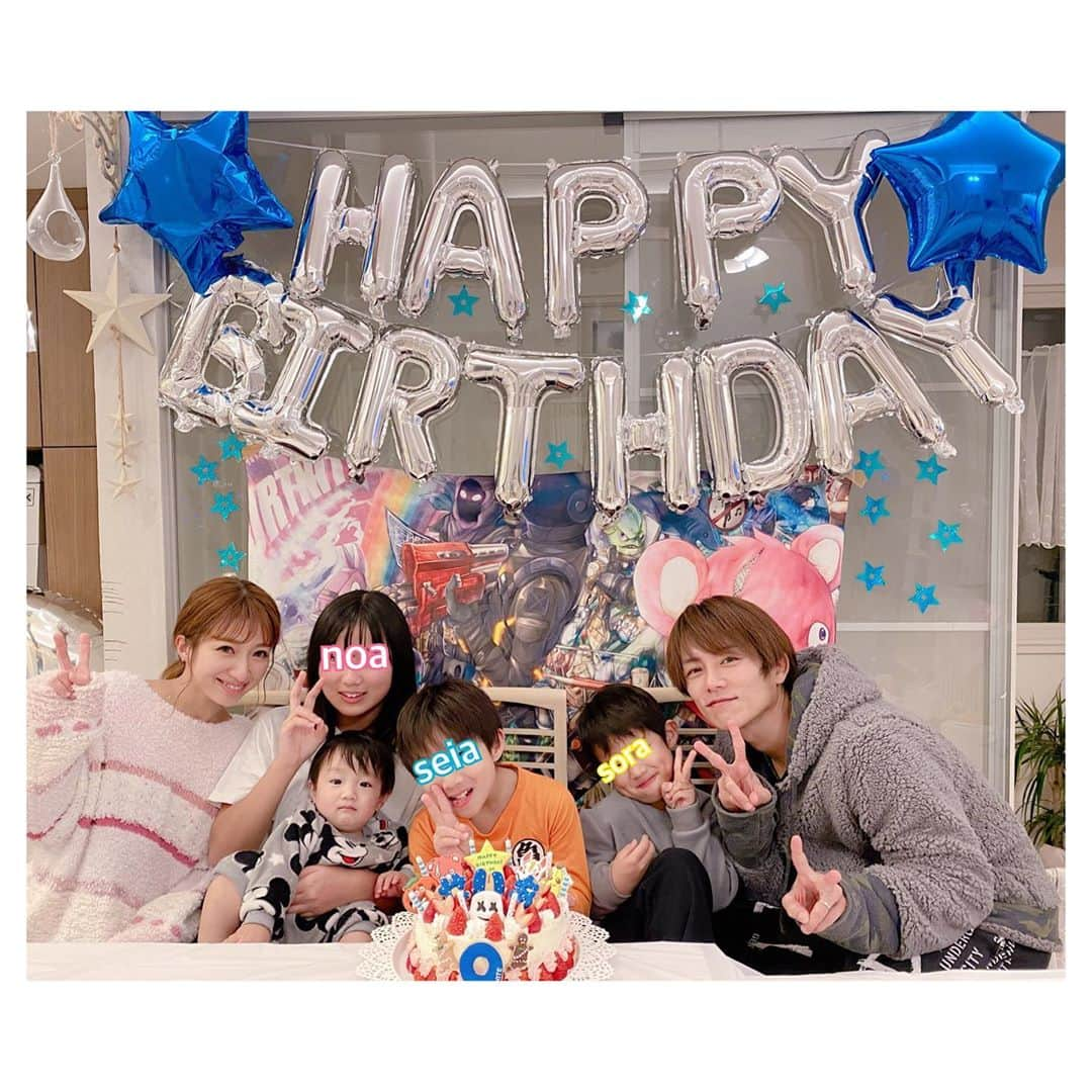 辻希美さんのインスタグラム写真 - (辻希美Instagram)「家族写真🎂💕💕👏 #青空 #9歳 #birthday #🎂💕 #家族写真 #杉浦家 #杉浦ファミリー #6人家族 #いい写真 #❤️ #青空おめでとう #🎂💕💕👏👏」12月27日 12時49分 - tsujinozomi_official