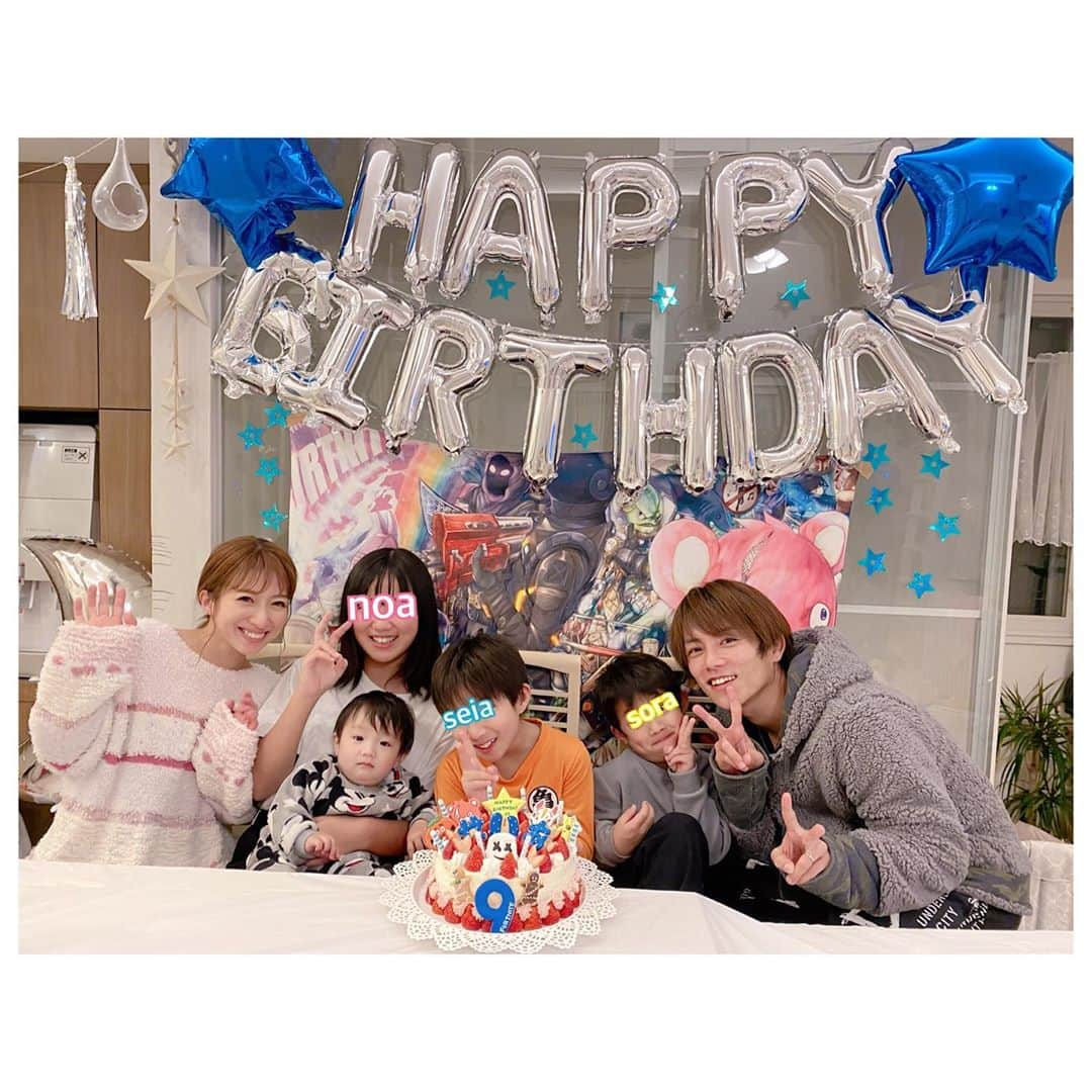 辻希美さんのインスタグラム写真 - (辻希美Instagram)「家族写真🎂💕💕👏 #青空 #9歳 #birthday #🎂💕 #家族写真 #杉浦家 #杉浦ファミリー #6人家族 #いい写真 #❤️ #青空おめでとう #🎂💕💕👏👏」12月27日 12時49分 - tsujinozomi_official