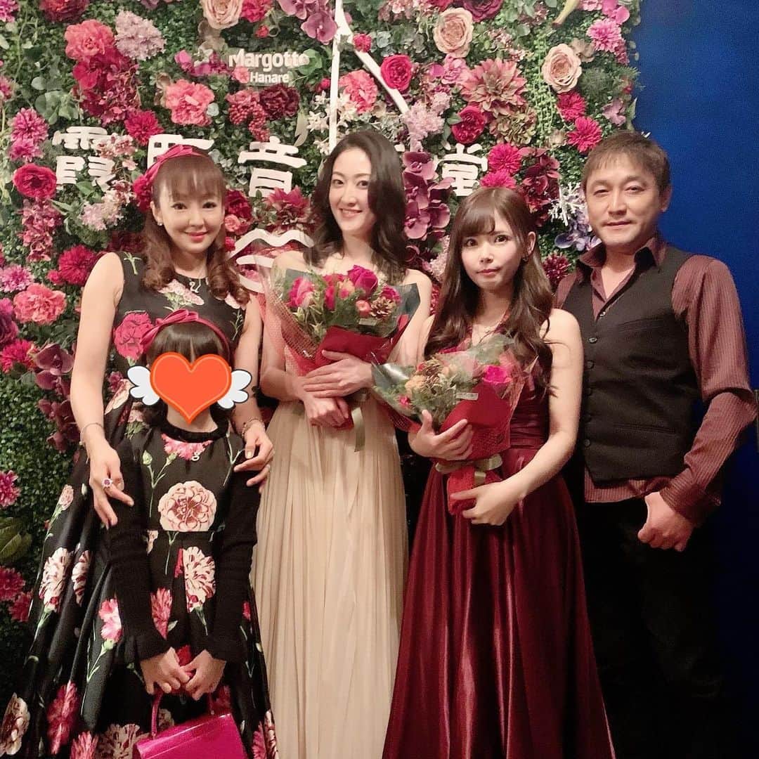 神田うのさんのインスタグラム写真 - (神田うのInstagram)「霞町音楽堂で開催されたクリスマスコンサートへ伺って参りました☺️ 素晴らしい音色に身を委ねクリスマスディナー前の素敵な時間となりました☺️ とくにクライスラー全楽章心から感動致しました❤️ @chikaedanami @recochaaan @ongakudo.margotto  #クリスマスコンサート#霞町音楽堂#christmasconcert#娘と#美しい音色に身を委ね#素敵なひと時#ヴァイオリン#チェロ#ピアノ#ヴァイオリニスト#枝並千花　さん#ピアニスト#芥川怜子 さん#チェリスト#古川展生 さん#神田うの#unokanda」12月27日 12時52分 - unokandaofficial