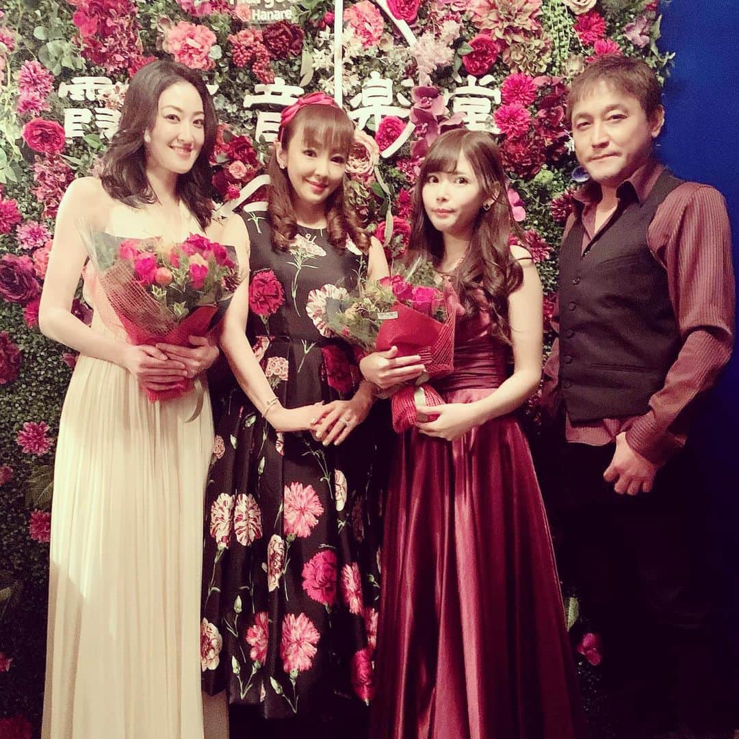 神田うのさんのインスタグラム写真 - (神田うのInstagram)「霞町音楽堂で開催されたクリスマスコンサートへ伺って参りました☺️ 素晴らしい音色に身を委ねクリスマスディナー前の素敵な時間となりました☺️ とくにクライスラー全楽章心から感動致しました❤️ @chikaedanami @recochaaan @ongakudo.margotto  #クリスマスコンサート#霞町音楽堂#christmasconcert#娘と#美しい音色に身を委ね#素敵なひと時#ヴァイオリン#チェロ#ピアノ#ヴァイオリニスト#枝並千花　さん#ピアニスト#芥川怜子 さん#チェリスト#古川展生 さん#神田うの#unokanda」12月27日 12時52分 - unokandaofficial
