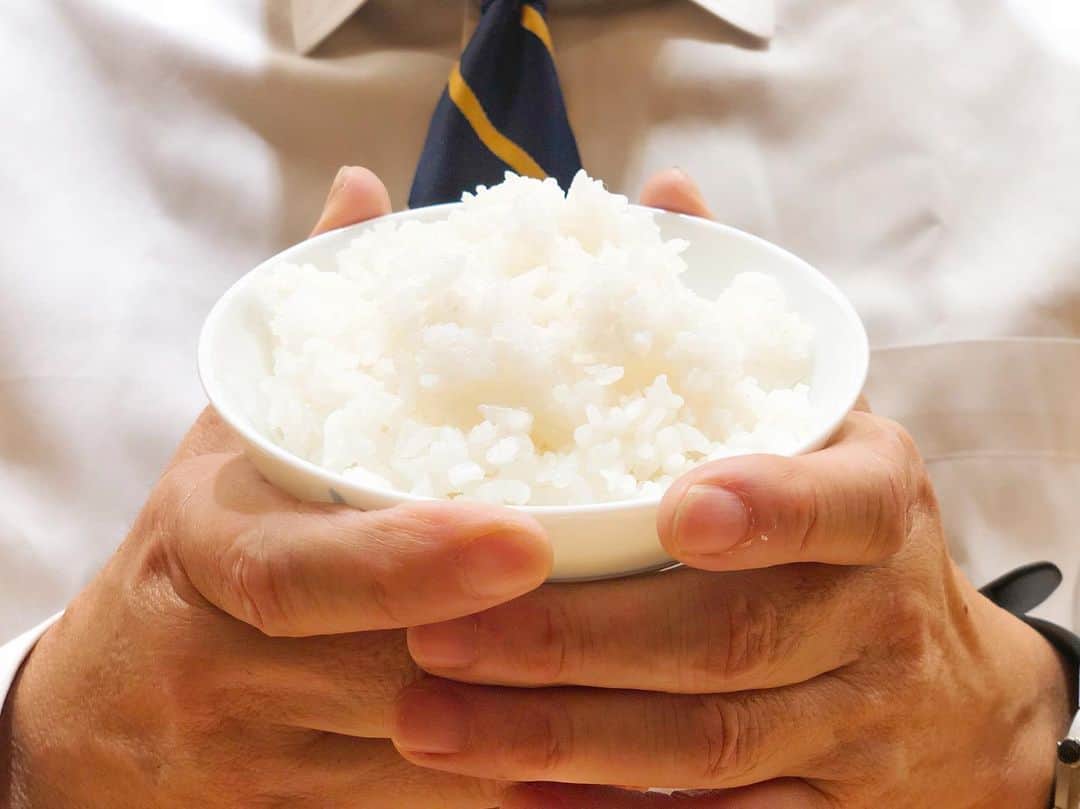 首相官邸さんのインスタグラム写真 - (首相官邸Instagram)「#安倍総理 からの#メッセージ🌾 私は官邸で、毎日、福島産のお米を食べています。本日は、TOKIOの皆さんがくださった、DASH村で収穫された「ふくおとこ」をいただきました。甘みのある、本当においしいお米でした！TOKIOの皆さん、ありがとうございました。  本年も残りわずかとなりましたが、来る年が、このお米の名前のとおり、皆さんにとって、福多き、素晴らしい一年となりますことを祈念しております。 . 本日の #ソーリメシ #DASH村 の#お米 🌾 #ふくおとこ #ごはん #白米 #飯スタグラム #instafood #foodstagram #ごはん記録 #ごはん日記 #お茶碗 #ランチ #いただきます 🙏 #鉄腕DASH #TOKIO #福島 #ふくしまプライド #良いお年を @shinzoabe」12月27日 13時03分 - kantei