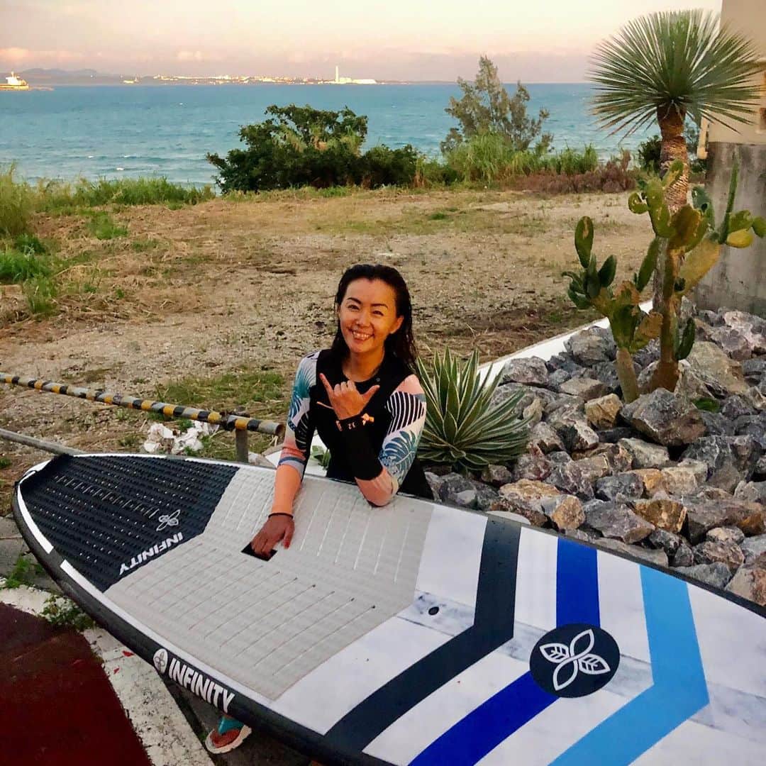 のインスタグラム：「今年もたくさん海で遊んだなー🏄‍♀️ 波乗り納めの日🙆‍♀️ とっても綺麗なサンセットにお月様が出て、最幸だった❤️ 厳しいときも、優しいときも、いつも受け入れてくれる🌞今年も1年ありがとー🙏  ウェット　@roxyjapan  #sup  #supsurfing  #okinawa  #supyoga  #今年もありがとう  #来年もよろしくお願いします」