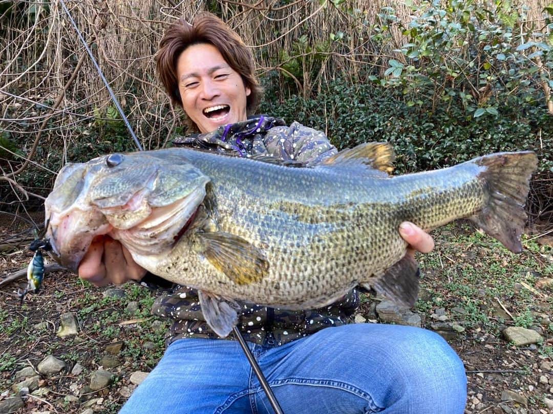 Megabass Inc.のインスタグラム：「Katsuu氏より新作メタルバイブ「DYNA RESPONSE」での釣果報告です！！トリプルフックだからこそ獲れる野池モンスターサイズ。 これからの時期に大活躍間違いないので是非お試したください！！ @katsuu69  #megabass #メガバス #katsuu #かつぅ #dynaresponse #ダイナレスポンス #メタルバイブ」