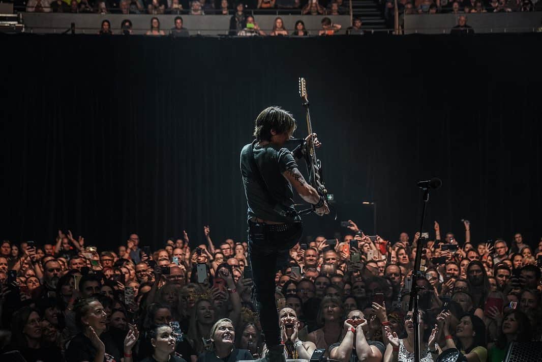 キース・アーバンのインスタグラム：「Sydney, AU • 12.21.19 - 12.23.19 • @sydneycoliseum」