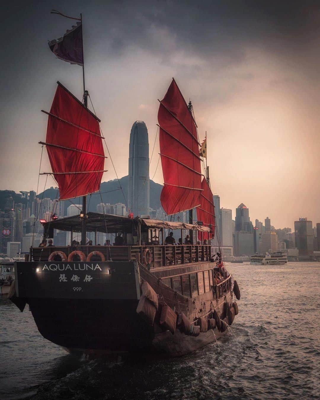 キャセイパシフィック航空さんのインスタグラム写真 - (キャセイパシフィック航空Instagram)「Cruise into the evening aboard a #HongKong icon. The red-sailed junk boats in Victoria Harbour are synonymous with the #HK skyline and a beautiful way to enjoy sunset from the water.  滿載 #香港 舊日色彩的帆船緩緩穿過五光十色的維多利亞港，加上夕陽美景的襯托，兩岸風光絕對百看不厭。  Credit: @leemumford8」12月27日 13時01分 - cathaypacific