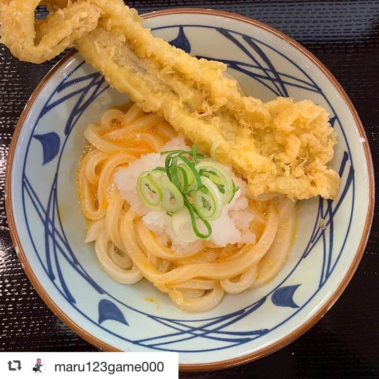 丸亀製麺さんのインスタグラム写真 - (丸亀製麺Instagram)「ベストマッチを見つけてくださってありがとうございます🥺✨丸亀製麺には他にもベストマッチな食べ合わせがたくさんあるので、ぜひ色々お試しください♪ Repost @maru123game000 ・・・ 今日の丸亀 釜玉うどん(並)370円 穴子天170円 大根おろし70円 クーポン－100円 合計510円  よく考えるとメニューにない 釜玉うどんに大根おろし!! 合わないからしてないのかと 思いきやベストマッチ!! 玉子のこってりと 大根おろしのあっさりが ちょうど良い🥢🥢 半分ぐらい食べて かけ出汁を入れると みぞれ玉子うどんにも なるから無敵のコラボかも!!!! . #丸亀 #丸亀製麺 #うどん #釜揚げうどん #ぶっかけうどん #ざるうどん #釜玉うどん #カレーうどん #温泉たまご #ねぎ #明太子 #たまご #かしわ天 #ちくわ天 #サラメシ日記 #instagram #instafood #Instagood #神戸 #大阪 #グルメ」12月27日 13時03分 - marugame_