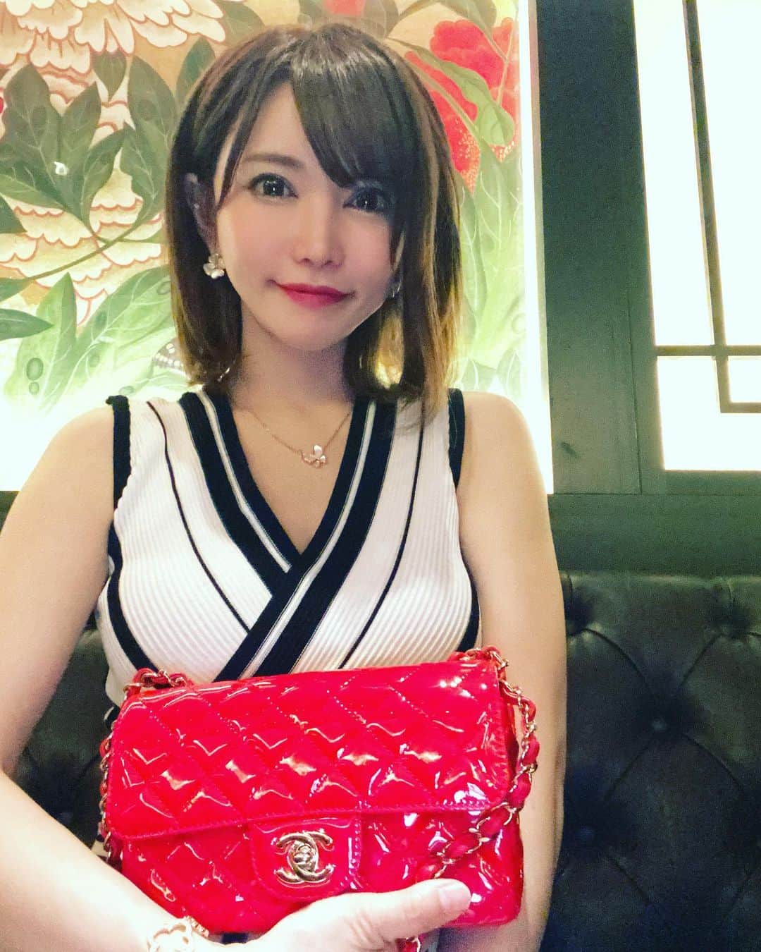 里美ゆりあのインスタグラム：「(ง ˘ω˘ )ว  ｵﾈﾑﾉｼﾞｯｶﾝ~♪ 昨日は沢山のMEN'Sが逢いにきてくれました❤ #ありがとう #興奮 #thankyou  #エナメル #bag #chanel  #vancleefarpels #ヴァンクリーフ」
