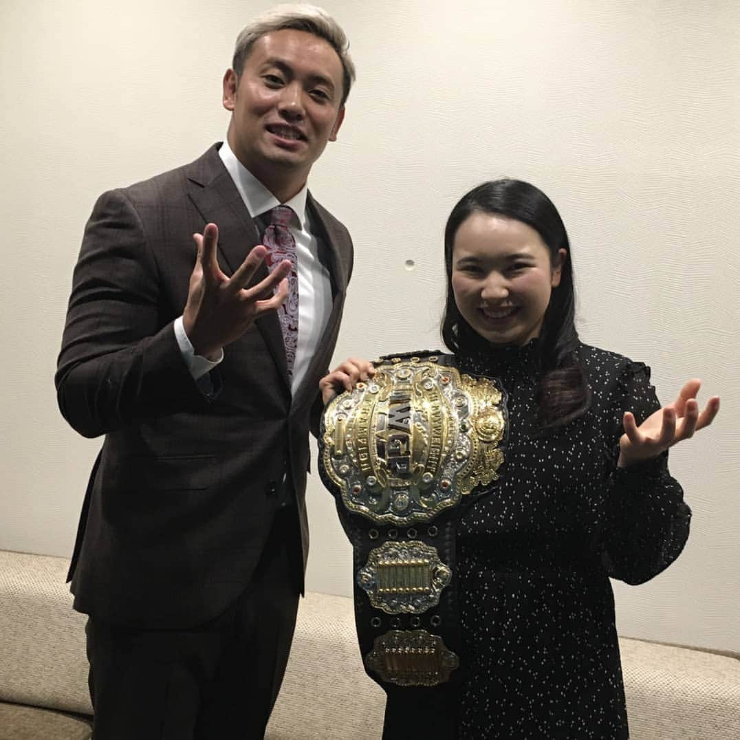 小祝さくらさんのインスタグラム写真 - (小祝さくらInstagram)「この前新日本プロレスのオカダ・カズチカ選手と対談させて頂きました！ 色んな話を聞くことが出来楽しかったです！ ベルトは想像以上に重くてびっくりでした✨ 是非みなさんも新日本プロレスをチェックしてみて下さい😊」12月27日 13時08分 - sakura_koiwai_official