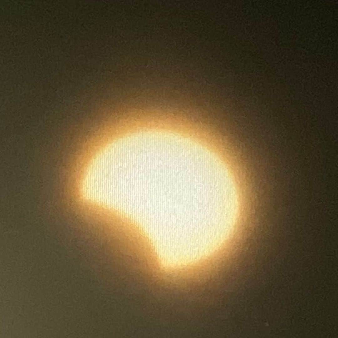 HBC北海道放送アナウンス部さんのインスタグラム写真 - (HBC北海道放送アナウンス部Instagram)「佐藤彩です✨﻿ 昨日の部分日食、楽しみましたか？﻿ ﻿ 私はもともと天体ショー好きなので、実家から日食レンズを持ってきて、観察する気満々😁﻿ ﻿ 一番太陽が欠けて見える時間15時27分が近づいてきて、部分日食が気になっていた卓田アナと屋上へ行ったときの写真が、この1枚目。﻿ ﻿ この表情、どんなイメージでしょう？﻿ ﻿ ﻿ でもね、私たちは部分日食の様子を撮影することに成功したのです😆﻿(2枚目！) ﻿ ﻿ まぁ、情報カメラの画面越しですが。笑﻿ (しかも函館。笑)﻿ ﻿ ﻿ これは、屋上での観察を諦めて、ウェザーセンターで各地の情報カメラを見せてもらうという案を思いついたのが良かったですね。﻿ ﻿ 「あっ！函館すごい！！」となり、 一番欠けてるいる時間に、情報カメラの部分日食の様子を撮影できたというオチです。笑﻿ ﻿ ウェザーセンターの皆さん、温かく対応していただきありがとうございました😊﻿ ﻿ ﻿ #部分日食 #天体ショー #札幌は16%欠ける﻿らしい というのを #どら焼きを一口食べたときくらいの欠け方 と表現したら﻿ #桜井さんに褒められた﻿ #次に札幌で見られる部分日食 は﻿ #2020年6月21日 #台湾では金環日食﻿ #その次はなんとその10年後﻿ #2030年6月1日 #北海道の大部分で金環日食 のようです﻿ #テンション上がる﻿ #11年後のビッグな天体ショーに思いを馳せる﻿ #HBCの屋上で部分日食観察 #14時半過ぎは  #日食で欠けているであろう部分がビルの影で欠けていた﻿ #部分日食で楽しい思い出ができた﻿ #でも結局頼みの綱は #情報カメラ ﻿ #函館の皆さん見ましたか﻿ #天体ショー好き﻿ #HBC #アナウンサー﻿ #卓田和広 アナ  #佐藤彩﻿」12月27日 4時12分 - hbc_announcer