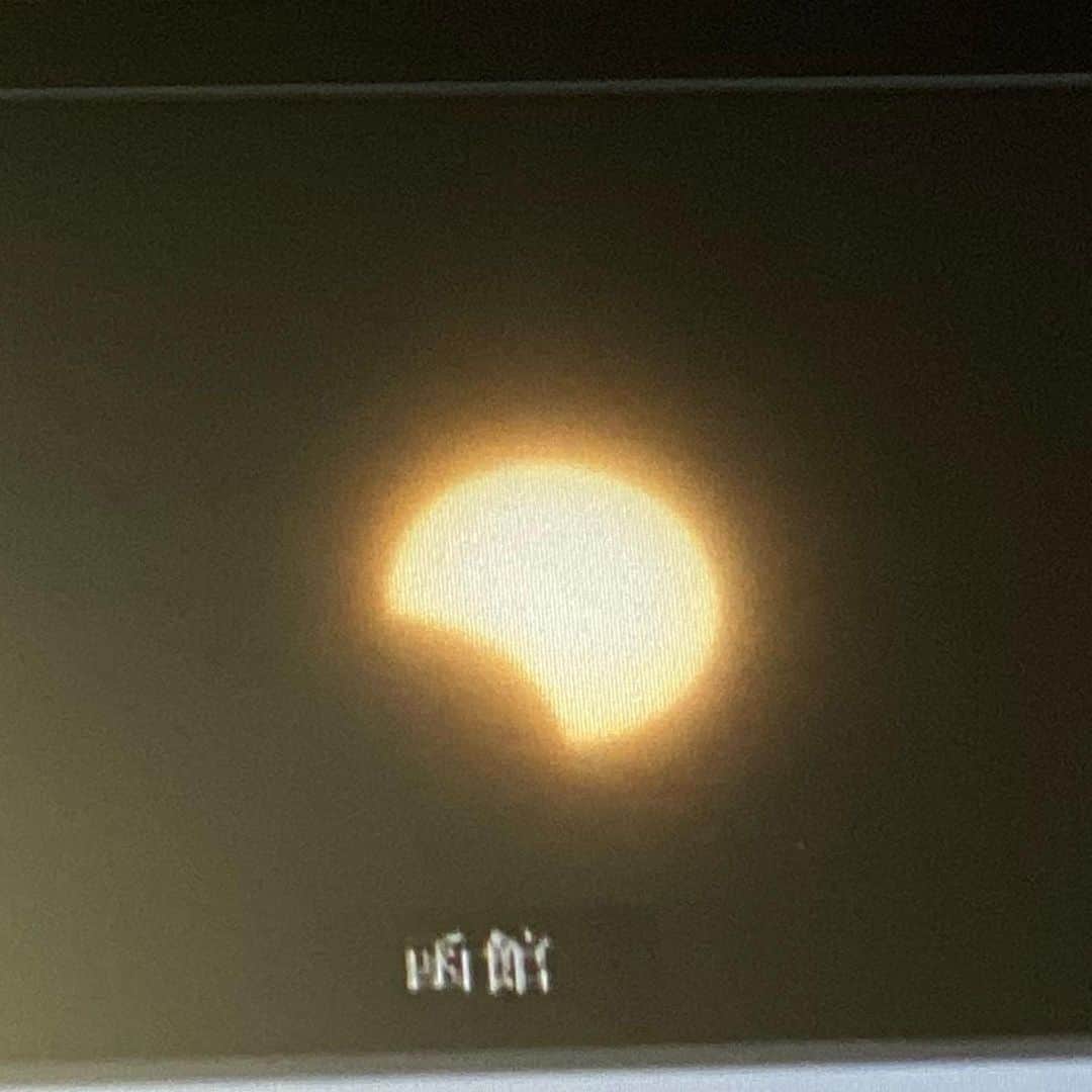 HBC北海道放送アナウンス部さんのインスタグラム写真 - (HBC北海道放送アナウンス部Instagram)「佐藤彩です✨﻿ 昨日の部分日食、楽しみましたか？﻿ ﻿ 私はもともと天体ショー好きなので、実家から日食レンズを持ってきて、観察する気満々😁﻿ ﻿ 一番太陽が欠けて見える時間15時27分が近づいてきて、部分日食が気になっていた卓田アナと屋上へ行ったときの写真が、この1枚目。﻿ ﻿ この表情、どんなイメージでしょう？﻿ ﻿ ﻿ でもね、私たちは部分日食の様子を撮影することに成功したのです😆﻿(2枚目！) ﻿ ﻿ まぁ、情報カメラの画面越しですが。笑﻿ (しかも函館。笑)﻿ ﻿ ﻿ これは、屋上での観察を諦めて、ウェザーセンターで各地の情報カメラを見せてもらうという案を思いついたのが良かったですね。﻿ ﻿ 「あっ！函館すごい！！」となり、 一番欠けてるいる時間に、情報カメラの部分日食の様子を撮影できたというオチです。笑﻿ ﻿ ウェザーセンターの皆さん、温かく対応していただきありがとうございました😊﻿ ﻿ ﻿ #部分日食 #天体ショー #札幌は16%欠ける﻿らしい というのを #どら焼きを一口食べたときくらいの欠け方 と表現したら﻿ #桜井さんに褒められた﻿ #次に札幌で見られる部分日食 は﻿ #2020年6月21日 #台湾では金環日食﻿ #その次はなんとその10年後﻿ #2030年6月1日 #北海道の大部分で金環日食 のようです﻿ #テンション上がる﻿ #11年後のビッグな天体ショーに思いを馳せる﻿ #HBCの屋上で部分日食観察 #14時半過ぎは  #日食で欠けているであろう部分がビルの影で欠けていた﻿ #部分日食で楽しい思い出ができた﻿ #でも結局頼みの綱は #情報カメラ ﻿ #函館の皆さん見ましたか﻿ #天体ショー好き﻿ #HBC #アナウンサー﻿ #卓田和広 アナ  #佐藤彩﻿」12月27日 4時12分 - hbc_announcer