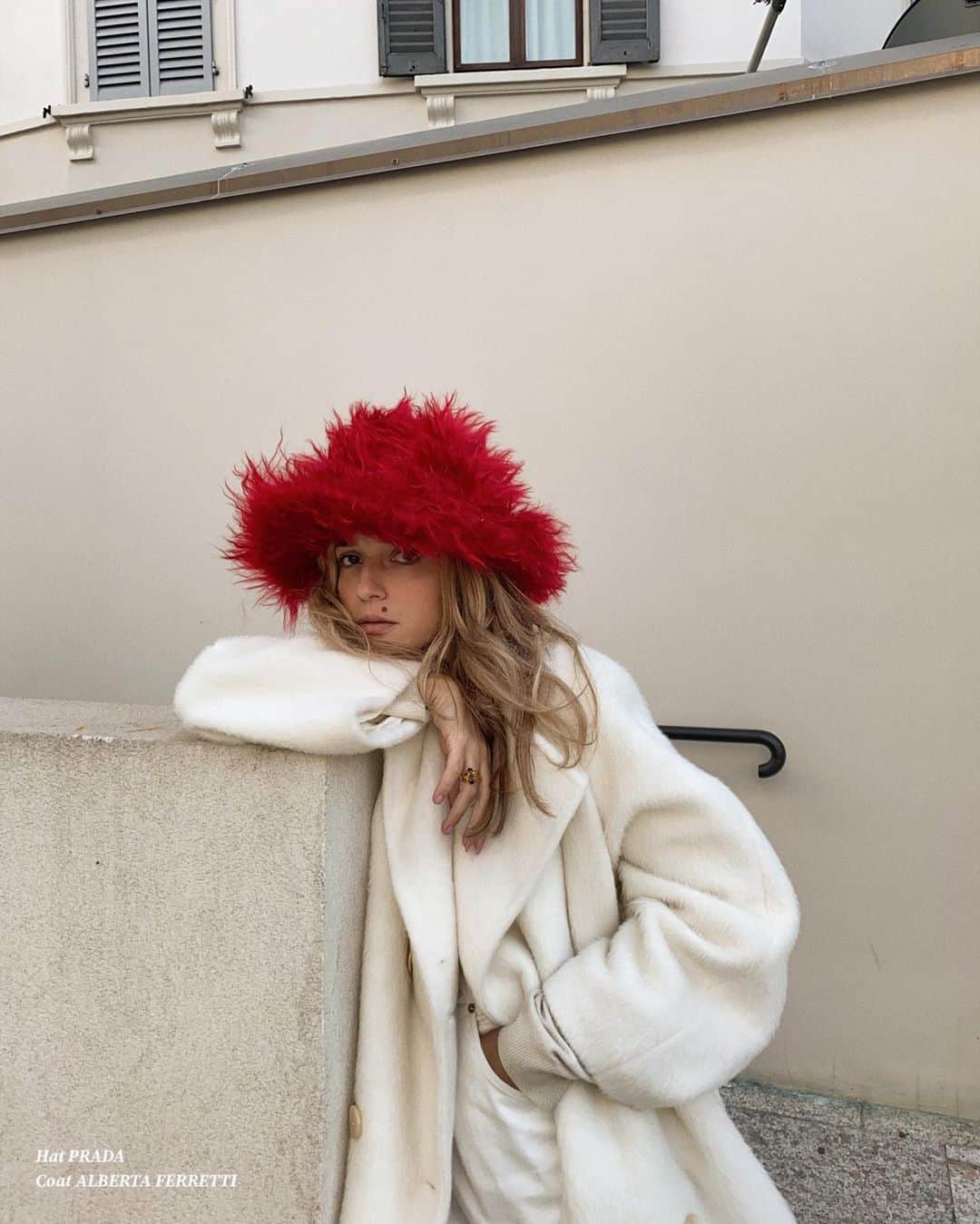 エレオノーラ・カリシのインスタグラム：「Dear Santa Claus, thank you. 🌹  Merry Christmas.」