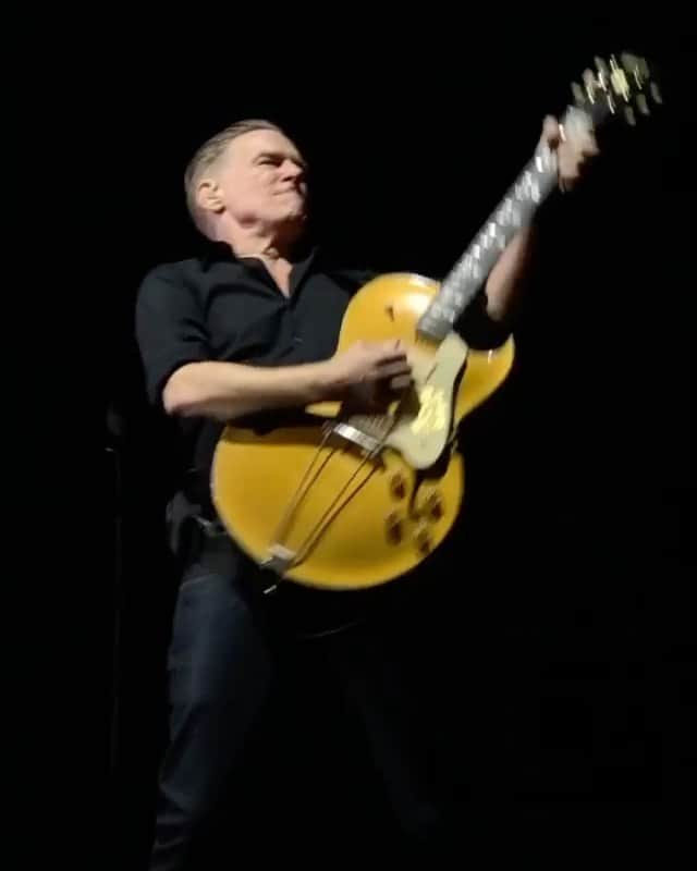 ブライアン・アダムスのインスタグラム：「Ending the 2019 tour in Italy was amazing, grazie a tutti! Now we’re gearing up for another year of concerts, maybe not as many as this year (101 shows), but let’s see how we go. Thanks to my fantastic band and crew for making the journey so effortless and enjoyable. Bring on the new year! #bryanadamsshinealight #gibsonES295 #martinguitars」