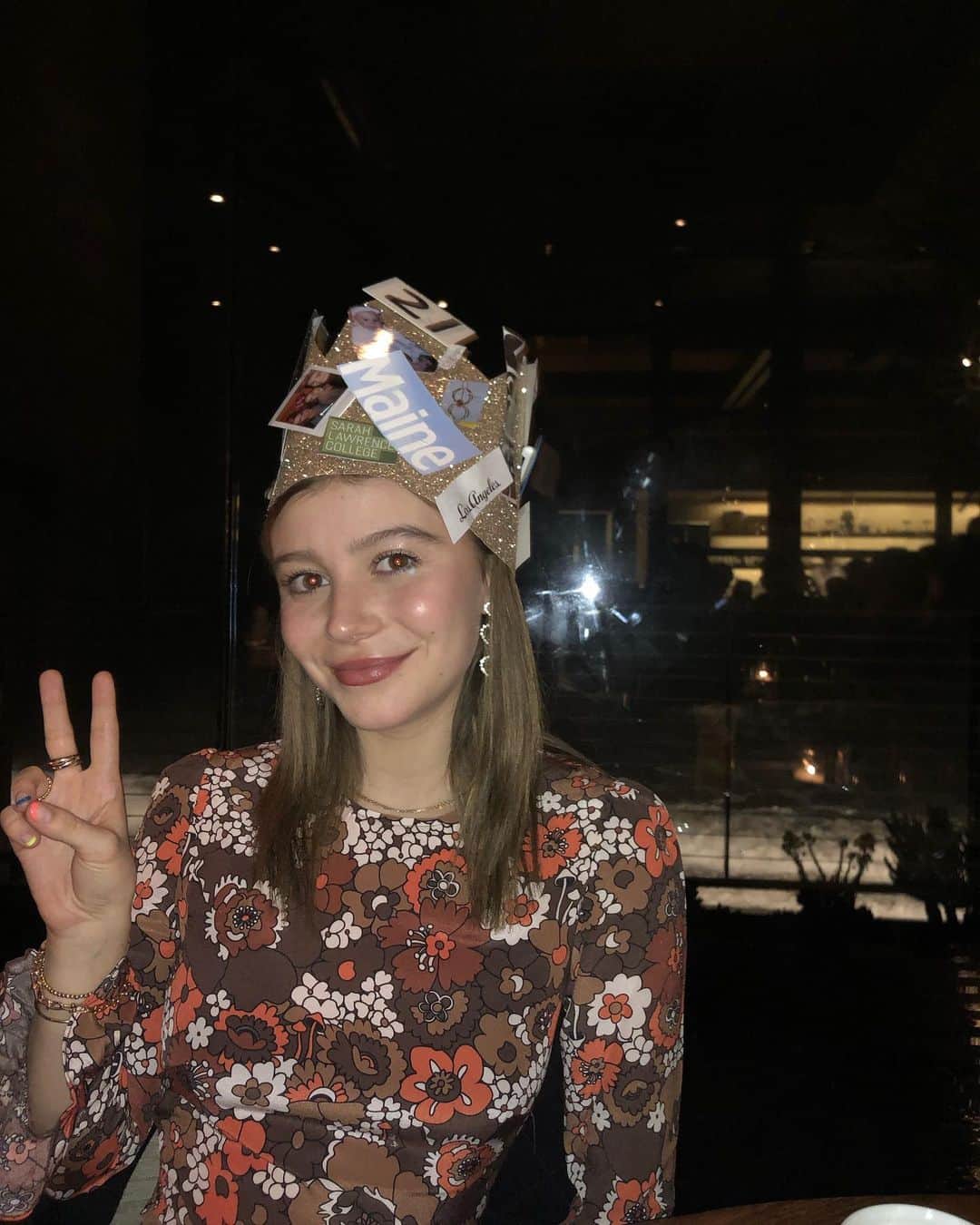 G・ハネリウスさんのインスタグラム写真 - (G・ハネリウスInstagram)「cheers to 21 !! 🤠🥂🍾 my mom made me this crown!! 🥰 thx for all the bday love the other day💟 grateful!!!!!」12月27日 4時42分 - ghannelius
