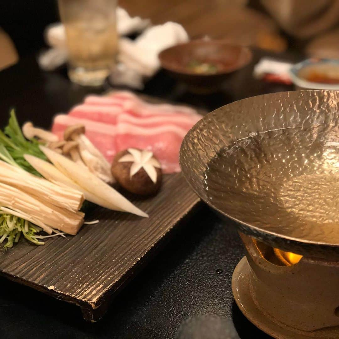 楠紗友里さんのインスタグラム写真 - (楠紗友里Instagram)「* 伊豆で食べたご飯は、どれも最高に美味しかったなあ😋 満足満腹😍🎈 * #伊豆高原ビール #漁師の漬けどんぶり #和食 #かっぽれ #赤貝の酢の物 #揚げ餃子 #美味しくて2回オーダー🤣  #豚しゃぶ鍋 #金目鯛の煮付け #魚の塩焼き #なんの魚だったかは忘れちゃった😅 #シーフードグラタン #田舎おじや #どれも美味しい #女子旅 #伊豆旅行 #伊豆グルメ  #foodporn * * 朝の通勤時間は、いつもお腹が減ってしまうので、写真で満たす作戦🙄笑 今日もNack5でお耳にかかります♪ * #今朝は一段と冷えています #Nack5 #レディオファントム」12月27日 4時49分 - sayuri_kusunoki