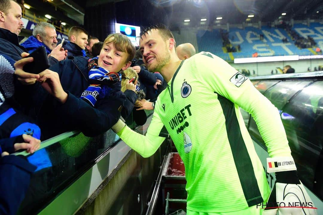 シモン・ミニョレさんのインスタグラム写真 - (シモン・ミニョレInstagram)「Perfect way to finish 2019! Merry Christmas and a Happy New Year guys! #WeAreBruges #BluvnGoan #NoSweatNoGlory 💙🖤💪🏻😘」12月27日 4時57分 - 22mignolet22