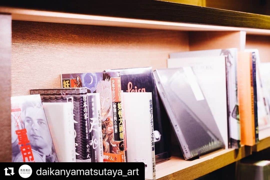片山正通さんのインスタグラム写真 - (片山正通Instagram)「僕がインスピレーションの源として愛蔵していた数々のアートブック／写真集が、代官山蔦屋で販売されています！！！ 僕に刺激を与えてくれた大変レアな本達です。皆様、手にとってみて下さいね。  My beloved art and photo books, which used to be great sources of inspiration, and very rare, are now on sale at Daikanyama Tsutaya!!! They stimulated me very much. Please check them on site.  #Repost @daikanyamatsutaya_art with @make_repost ・・・ ZOSHO MARKET  クリエイターの本棚 2019.12.26-2020.1.22  各界のクリエィターの蔵書を特別に展示・販売いたします。国内外で活躍するクリエイターがどのような書籍を読んでいるのか、何に惹かれ、何を参考にしているのか。 蔵書を通して、作品作りの参考資料、個人的な趣味など、様々な視点を探ることが出来るかもしれません。  今回は滝沢直己さん、ホンマタカシさん、片山正通さんにご協力いただきました。クリエイターのひらめきの瞬間を覗いてみませんか？  場所：代官山 蔦屋書店　2号館1階ギャラリー 時間：7:00～26:00（年末年始時間変更有） お問い合わせ：03-3770-2525  #art #artbook #book #vintagebooks  #滝沢直己 #ホンマタカシ #片山正通 #zoshomarket #daikanyamatsutaya  #代官山蔦屋書店」12月27日 5時18分 - masamichi_katayama
