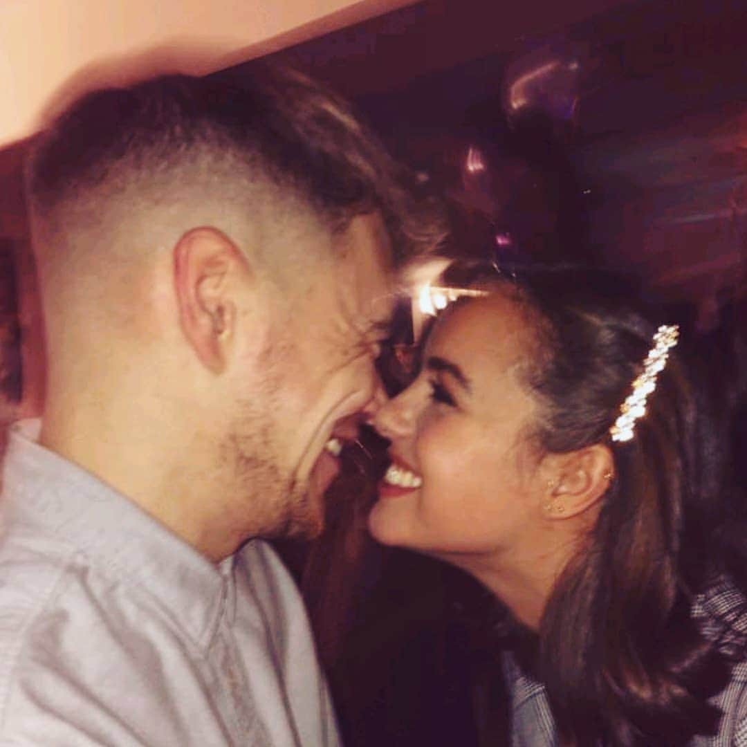 ジョージア・メイ・フットのインスタグラム：「I am not sure words can explain the happiness i feel when i am with you @krisevansmusic. I have just spent my second Christmas with the most amazing person in my life and his beautiful family. I feel so lucky. I didn't think i would ever find this kind of love. And i have x102940. Thank you for being by my side always. 💜✋🏼 I hope you have all had a wonderful Christmas x Sending all my love and happiness for the New Year x」