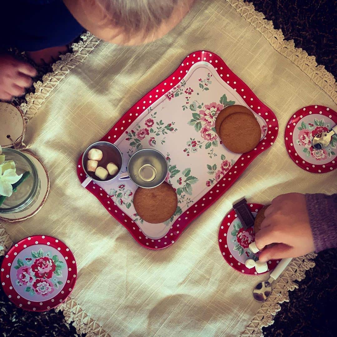 ブリット・ニコルのインスタグラム：「Thank you Ella and @worldmarket for helping us host the fanciest tea party this morning. ⛅️☕️🌻」