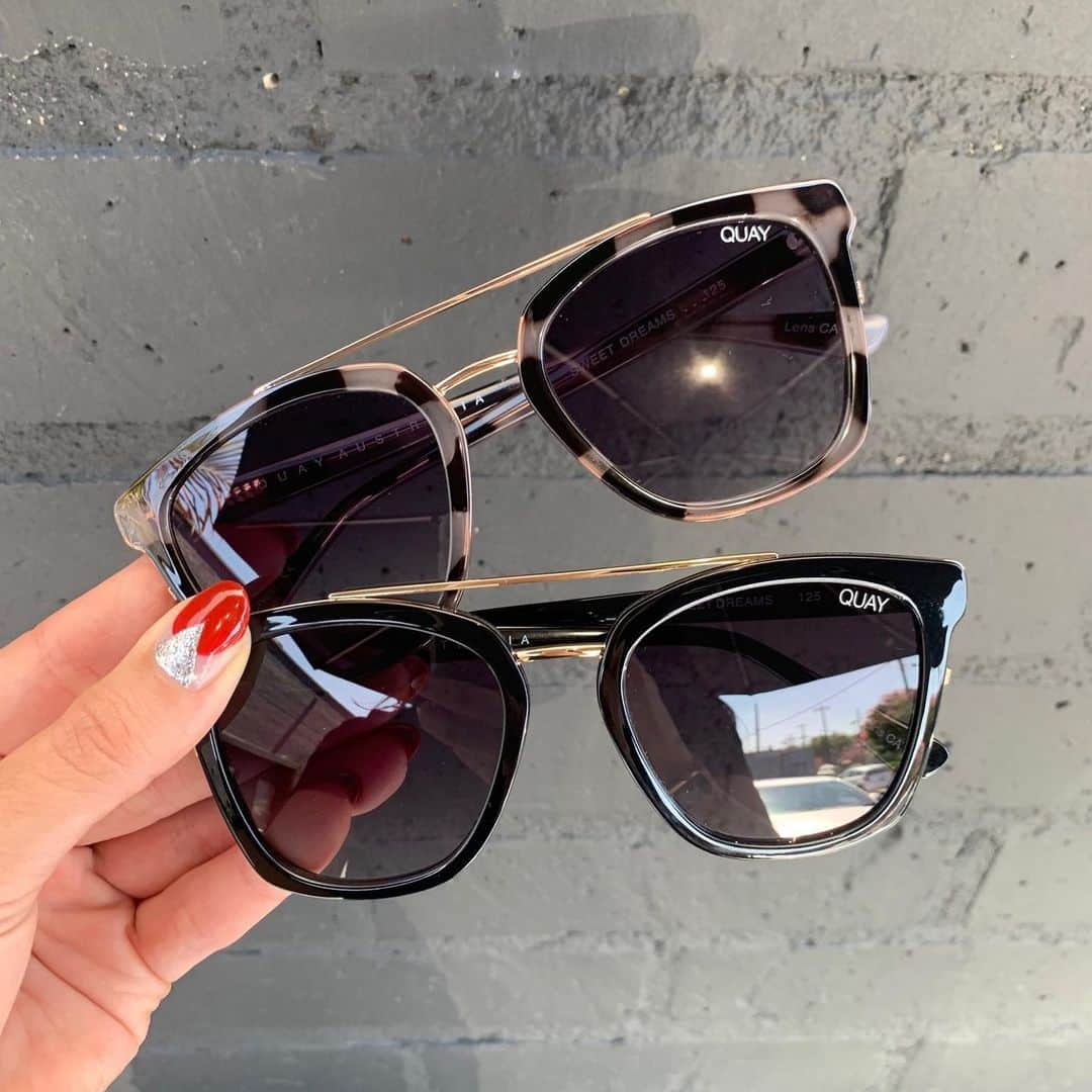 quayaustraliaさんのインスタグラム写真 - (quayaustraliaInstagram)「🎶 SWEET DREAMS are made of this, put ‘em on and you will see, travel the world and rock your Quays, feelin’ sweet in these chic sunnies 🎶 Tap to find your SWEET DREAMS now 🖤#FINDYOURQUAYS」12月27日 5時28分 - quayaustralia