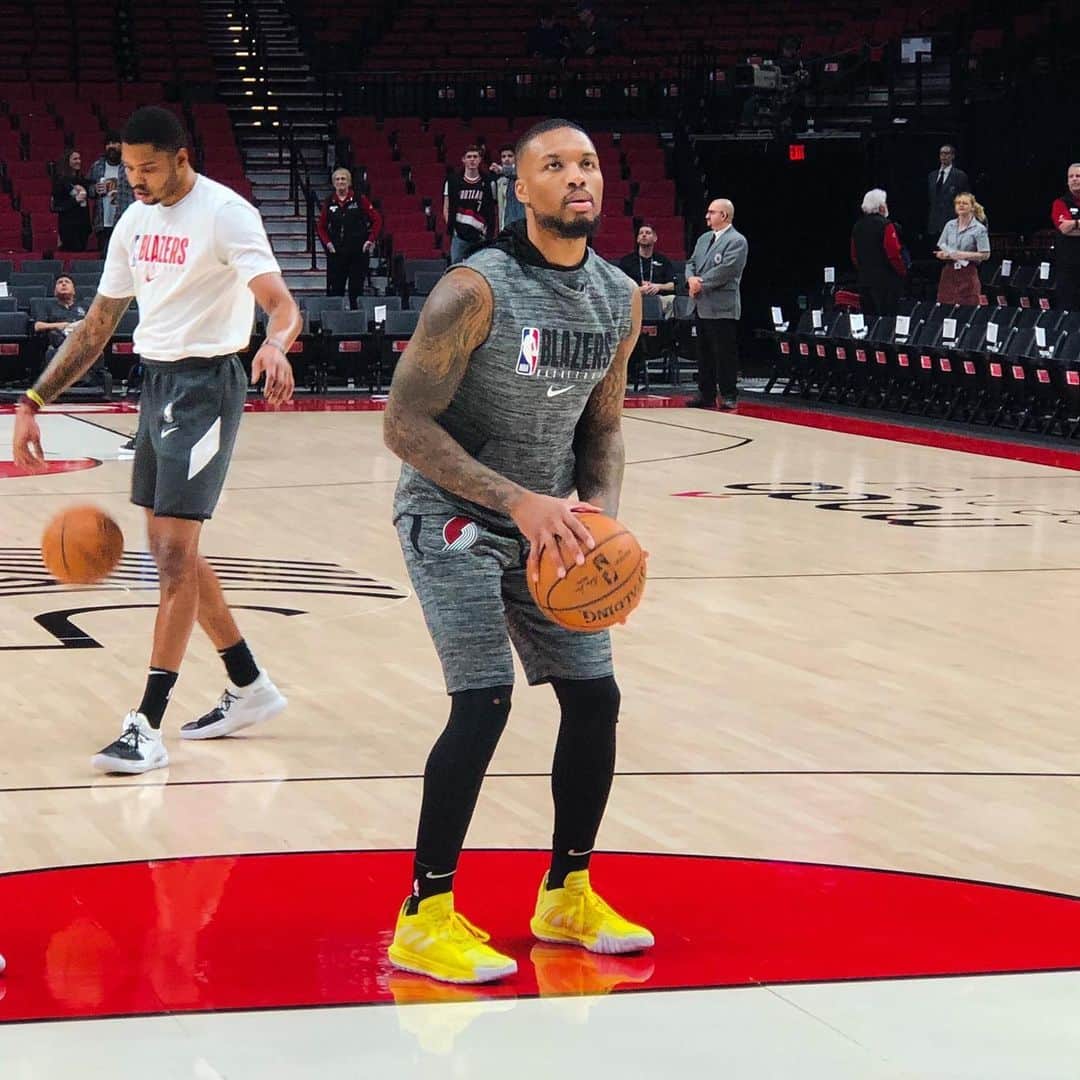デイミアン・リラードのインスタグラム：「My Hecklers #Dame6 in a bright yellow colorway. 🤐🤫 The #Dame6 “Hecklers Get Dealt With” four pack hits stores mid-January. #KicksOnCourt #NBAKicks /// @adidashoops 📸: @caseyholdahl and @nbakicks」
