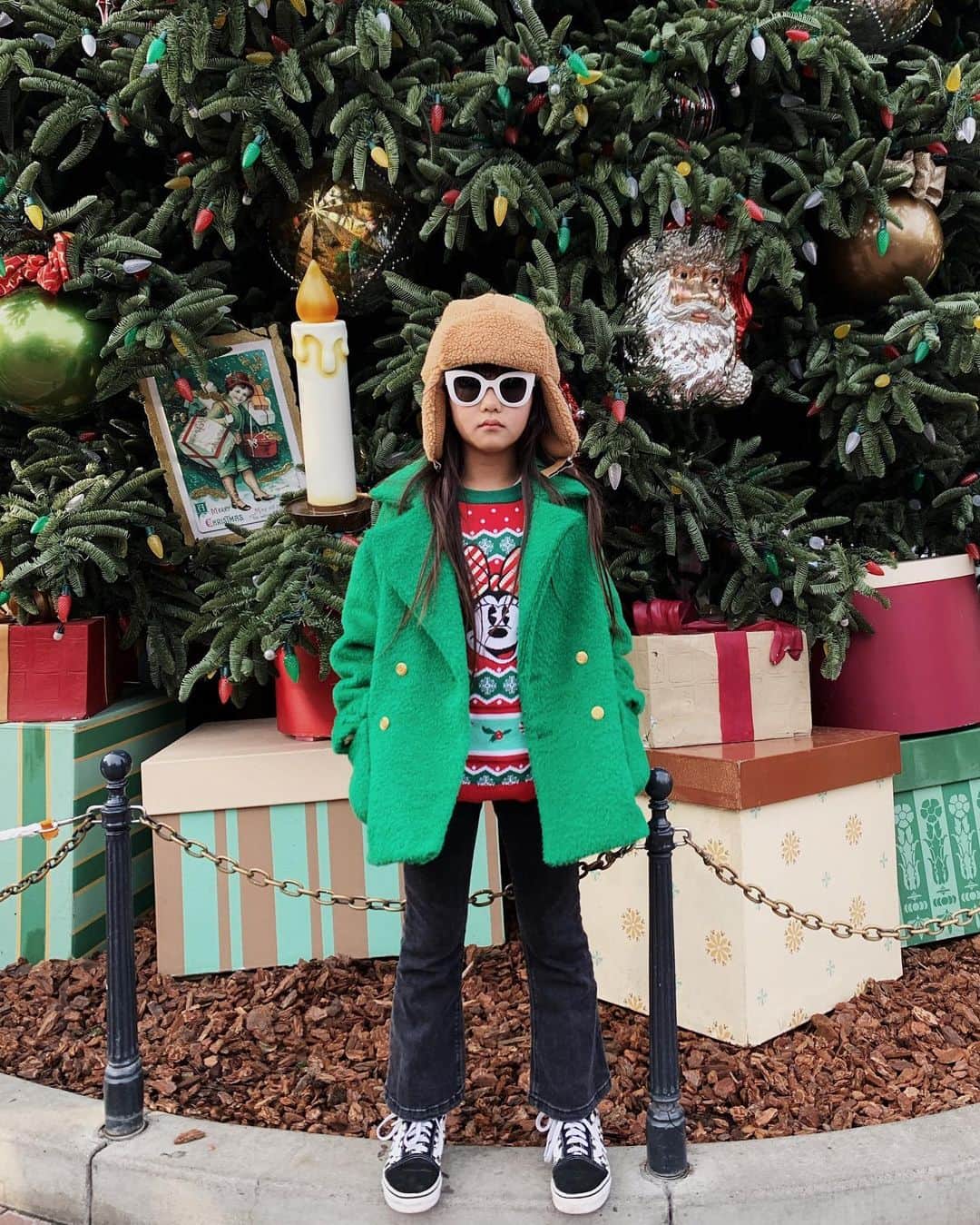 Zooey Miyoshiさんのインスタグラム写真 - (Zooey MiyoshiInstagram)「INSTAGRAM VS. REALITY Trying to get a photo in front of the Christmas Tree @disneyland on Christmas Eve 😂 #zooeydisneystyle」12月27日 5時25分 - zooeyinthecity