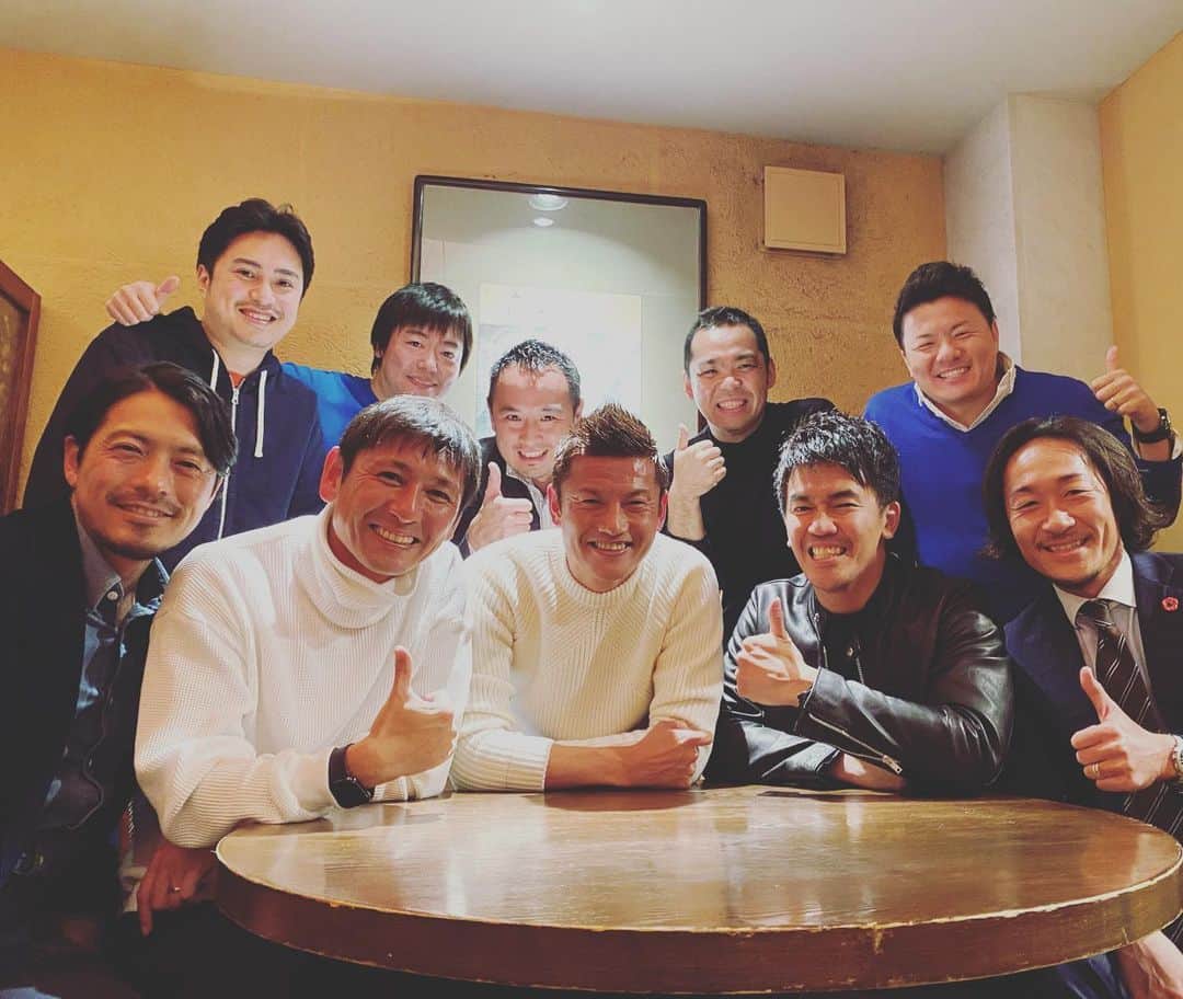 のインスタグラム：「いつかの会食🍝 ・ サッカー×ビジネス×百獣の王 ・ 大きな括りで云うと、ファミリー👨‍👨‍👦‍👦 ・ 学びが多い刺激的な夜でした。 ・ #athlete #soccer #football #business  @koji.nakata_official @ryuji_bando @sgss.18 @sosotakei」