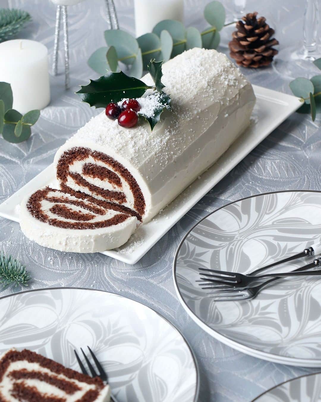 ローラアシュレイのインスタグラム：「Christmas Day may be over, but the festivities certainly aren't! Boxing Day is all about the food - do you agree?  This delicious yule log by @nirvanacakery is an absolute showstopper and best of all it's vegan & gluten-free. Discover the recipe on the blog - Yule love it 😉」
