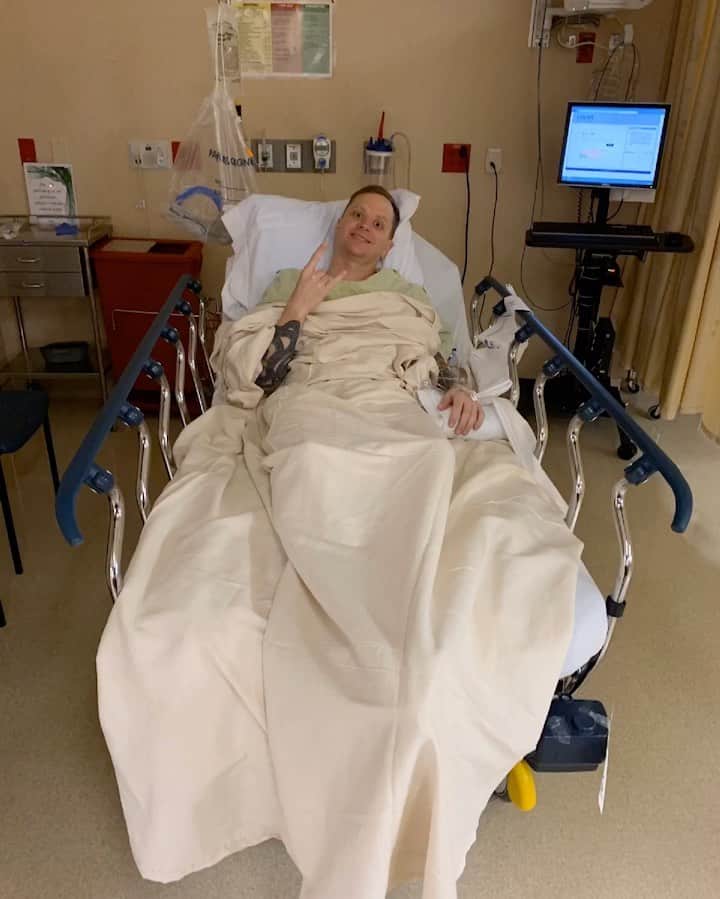 ヒンダーのインスタグラム：「It’s 5:00am and I just checked into the hospital for my way overdue back surgery.  See you on the other side! -Mike Rodden」