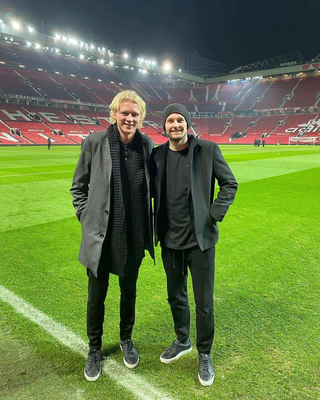 デイリー・ブリントさんのインスタグラム写真 - (デイリー・ブリントInstagram)「Never lost Newcastle at home 😜🔴 Good to be back on Boxing Day and see the lads again! Thanks @manchesterunited for having us!」12月27日 5時55分 - blinddaley