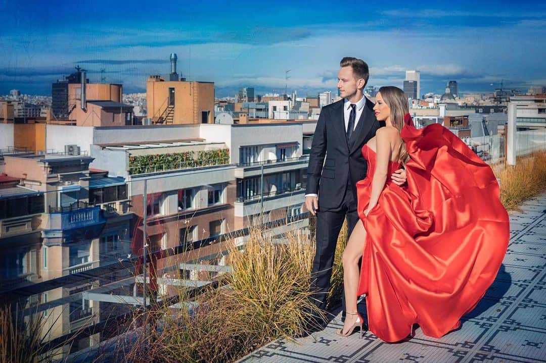 イヴァン・ラキティッチのインスタグラム：「✨😍 #lafamiliaunidajamásserávencida #17 @raquel_mauri 📸 @foto_alba 👔 @absolutebespoke」