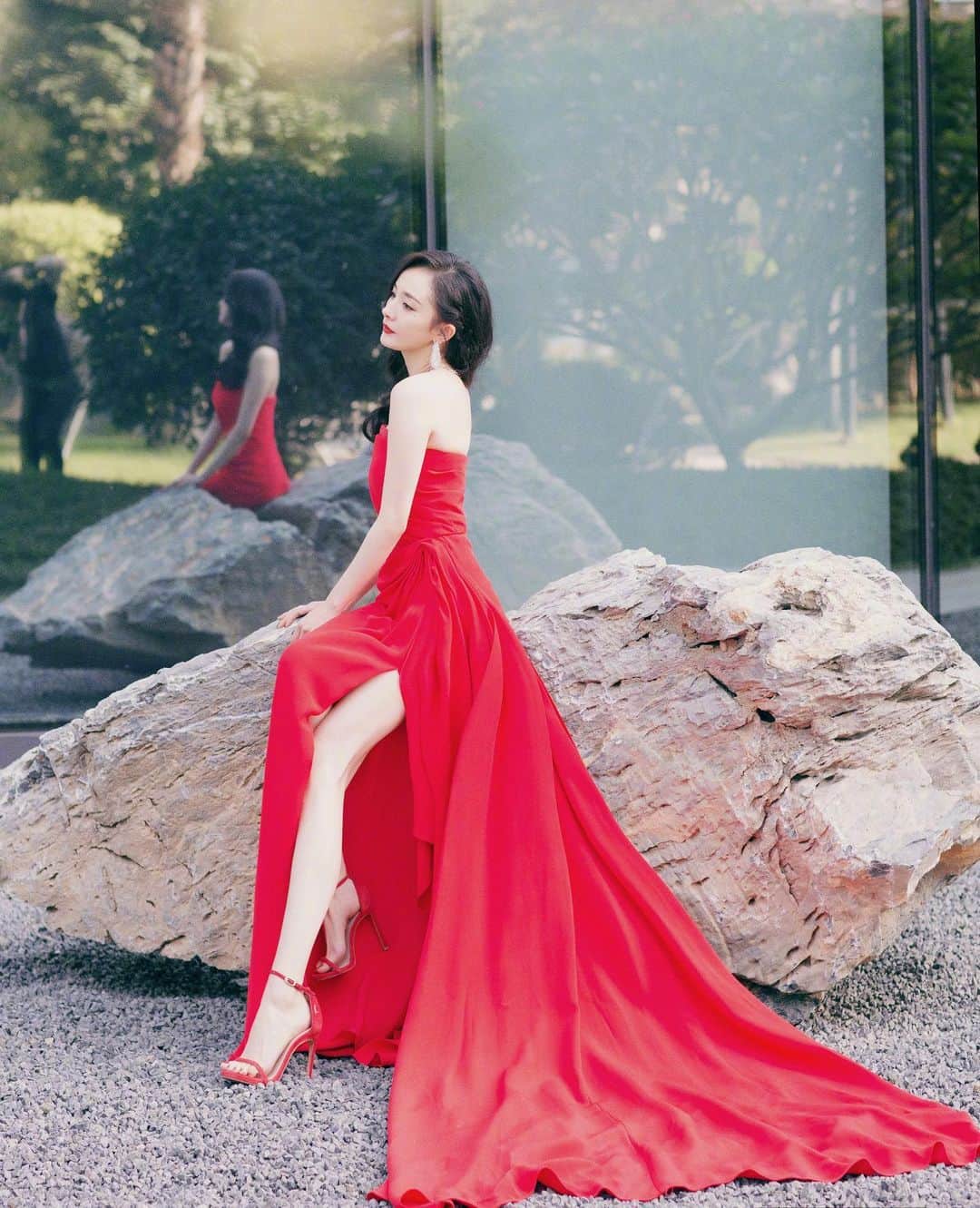 スチュアートワイツマンさんのインスタグラム写真 - (スチュアートワイツマンInstagram)「Glamour rocks: SW global spokeswoman @yangmimimi912 looks elegant in a strapless crimson gown styled with our iconic red #NUDIST stilettos. #SWWomen #SWStyle #StuartWeitzman」12月27日 6時01分 - stuartweitzman