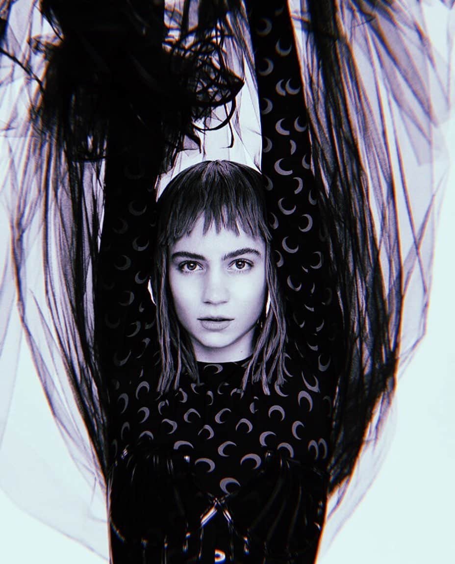 グライムスのインスタグラム：「1 million followers!? Thanks for tuning in.. 🙃」