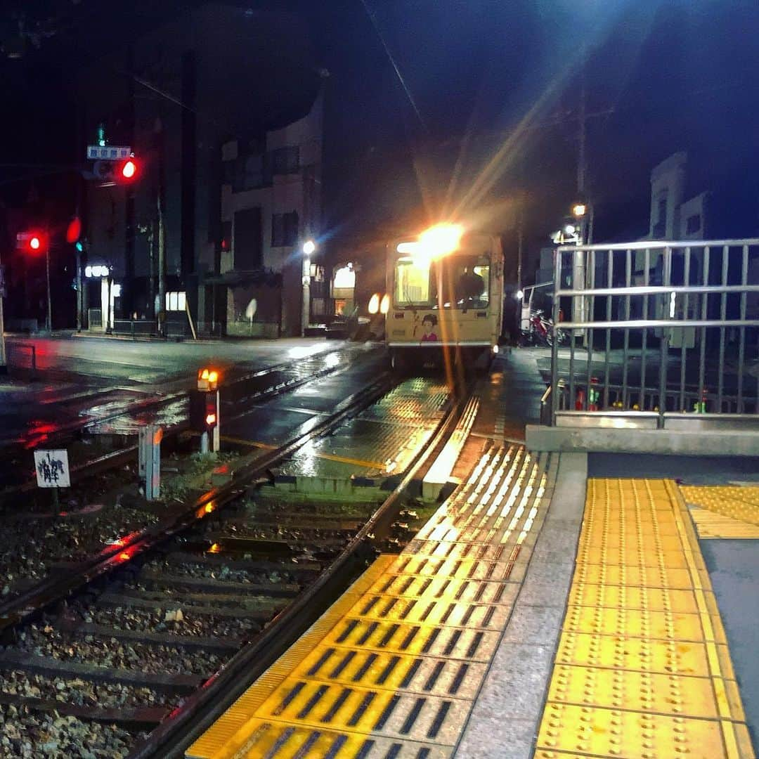 池内万作さんのインスタグラム写真 - (池内万作Instagram)「嵐電で出勤。 むっちゃ雨降ってますやん。 やんでおくれ〜。 #ロケでした　#イケウチの出張」12月27日 6時06分 - mandeshita