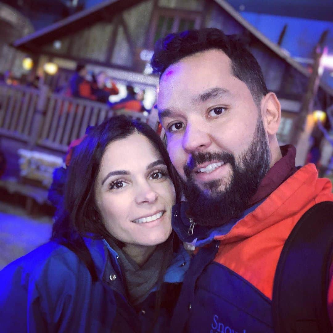ウィリアム・アルジョナのインスタグラム：「Quando o amor pega 🔥 até abaixo de zero. Te amo meu amor @brunnafranco #natalluz #gramado #snowland #amor #parceira #familia #companheira #esposa」