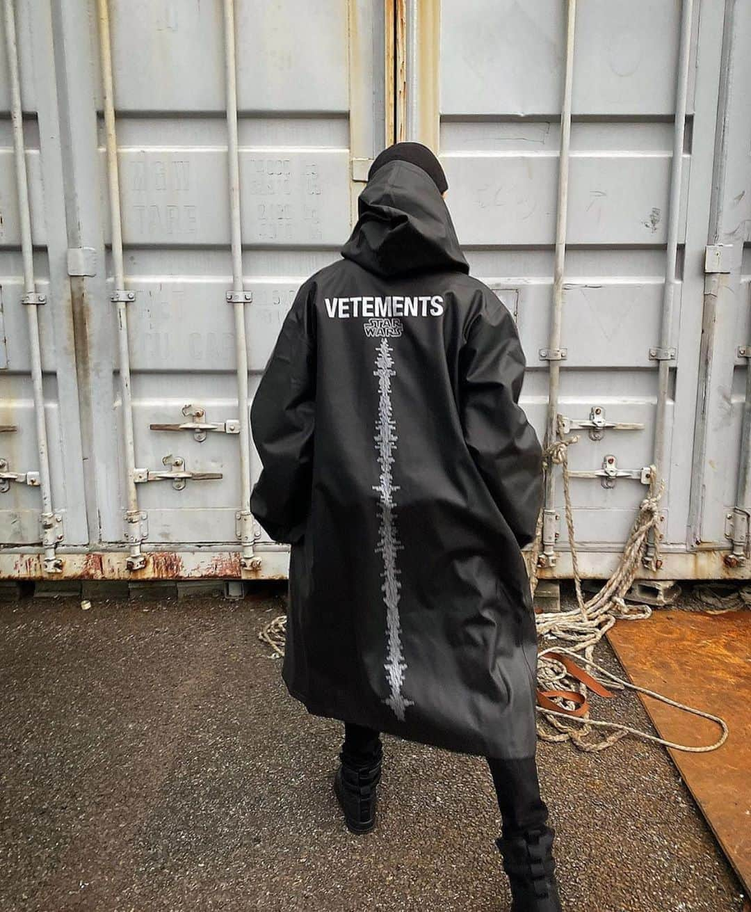 ヴェトモンさんのインスタグラム写真 - (ヴェトモンInstagram)「#VETEMENTSxSTARWARS LIMITED EDITION COLLECTION OUT NOW ONLINE & IN STORE!  SSENSE.COM, Online Worldwide Exclusivity  @ssense  ADDITION ADELAIDE, Japan @additionadelaide  AZZURRO DUE, The Netherlands @azzurrodue  BOON THE SHOP, Korea @boontheshop_cheongdam @boontheshop_men  BREUNINGER, Germany @breuninger  BOUTIQUE ROMA, Switzerland @boutiqueroma  CLUB 21, Thailand @club21 @club21thailand @siamdiscovery  FLANNELS, UK @flannelsman @flannelswoman  FOUR, The Netherlands @fouramsterdam  HARRODS, UK @harrods  IT, China @ithk  THE WEBSTER, USA @thewebster  TSUM, Russia @tsum_moscow @dlt_spb  VITKAC, Poland @vitkac  TAG #VETEMENTSxSTARWARS TO GET FEATURED  PIC: @yas19691019」12月27日 6時09分 - vetements_official