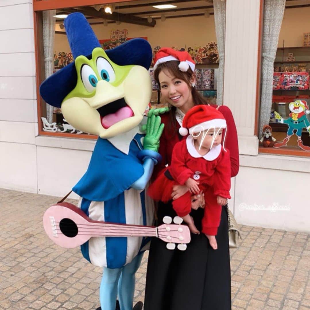 のインスタグラム：「25周年を迎えたクリスマス🎄の#志摩スペイン村 の#パルケエスパーニャ へ(*^_^*)﻿ ﻿ 赤ちゃん👶から乗れる乗り物もたくさんあって大人も楽しめる絶叫の#ピレネー もあるし、何より全てのアトラクションが待ち時間ほぼゼロでたくさん遊べてキャラクターとの2ショットも取り放題だし小さな子連れには最高の場所だった😂💕﻿ ﻿ 大きなテーマパークは感動的なショーがあったり、本格的な施設で大人も楽しめるけど、どこも人が多いしアトラクションの待ち時間が苦痛💀﻿ ﻿ そのストレスがないだけで親子でこれだけ楽しめるなんて✨ （機関車動画見返しても貸切状態🤪）﻿ ﻿ ここに来てもやっぱり機関車🚂に何度も乗って、ショーではキャラクターと一緒にダンスしたり♪﻿ ﻿ サンタさんも来てくれたし、クリスマス満喫してくれて良かった(*^_^*)﻿ ﻿ #ks_19✨ #ks_mie✨ #京都ママ #関西ママ #男の子ママ #女の子ママ #ママライフ #👶 #0歳 #コドモノ #ベビフル #ママリ #赤ちゃん #赤ちゃんのいる生活 #赤ちゃんとお出かけ #三重 #志摩 #スペイン村 #🇪🇸 #shimastagram #visitmie #クリスマス #家族旅行 #国内旅行 #S⭐️_ #M🍒_  #s⭐️m🍒」