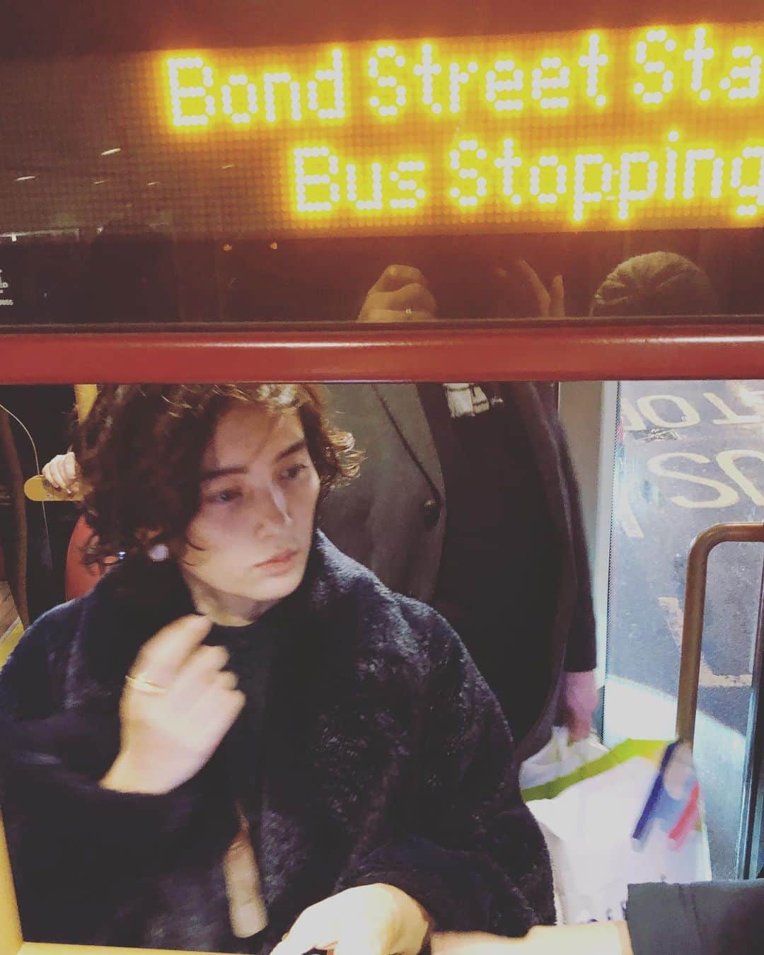 白澤貴子さんのインスタグラム写真 - (白澤貴子Instagram)「I haven't been here for 17years🇬🇧 ﻿ ﻿ 最終目的地到着。﻿ ﻿ 久々すぎる地をベタに満喫してます。﻿ ﻿ 写真は息子たっての希望で乗ったロンドンバスにて、人ごみ疲れで放心状態の私を撮った一枚。﻿ ﻿ 歩きすぎて足が棒ですが、都会的なヨーロッパ、新鮮で楽しいです。﻿ ﻿ #白澤とロンドン﻿」12月27日 6時13分 - takakoshirasawa