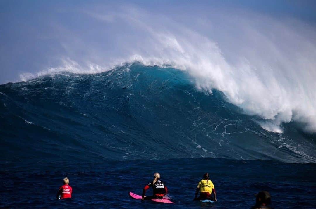 フェリシティー・パルマティアーのインスタグラム：「Anticipation. Pre semi final 1 at the Jaws @wslbigwave Championship 🌊@leilanizerklephotography」