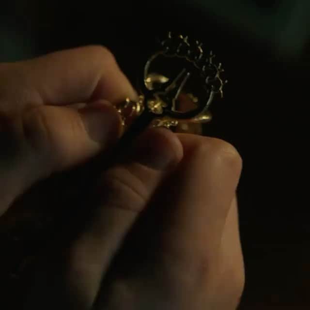 ダービー・スタンチフィールドのインスタグラム：「The secrets of the keys await you..Feb 7th @lockeandkeynetflix 🗝💥」
