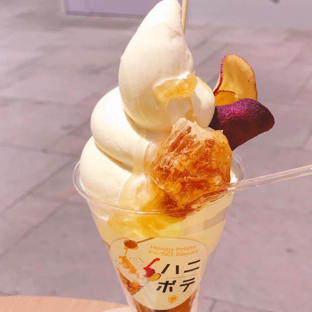 前野えまさんのインスタグラム写真 - (前野えまInstagram)「ハニポテパフェ🍦 ハニーキューブ(巣みつ)がのっかっていて濃厚な甘さがたまらなく美味しかったです🍯  #ハニポテ #ハニポテパフェ #巣みつ #巣蜜 #beekeepingcafe #はちみつ #ポテト #パフェ #スイーツ #スイーツ巡り #スイーツ女子 #スイーツ好き  #前野えま  #honey #bee #cafe #parfait #sweets #sweetstagram  #follow #followme #instagram #instafollow #instagood #tagsforlikes #tflers #tagsforlikesapp #idol #actor #actress」12月27日 6時30分 - maeno_ema