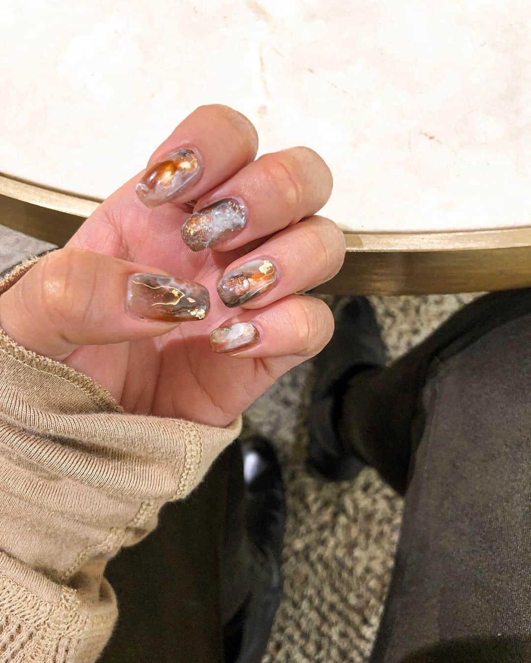 のインスタグラム：「new nail💅🏾 もう今年も終わりに近づいて仕事納めの時期ー。 そんな今回のネイルも可愛くて可愛くてずーっと見ちゃう。 天才的なネイル❤️ これで年を越せます☺️ @solnail.yuina さんの娘ちゃん達が可愛すぎて、今回も癒されましたー🤤❤️ #nail#newnail##happy#yokohama#ネイル#横浜#年越し#年越しネイル#幸せ」