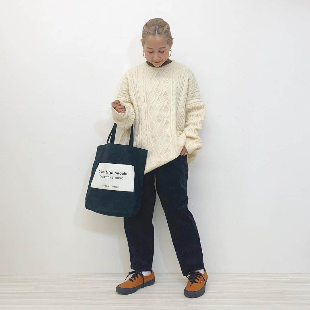 aki【EXSOME】さんのインスタグラム写真 - (aki【EXSOME】Instagram)「☑︎オーバーシルエットケーブルニット　3-108🧶の このゆるさが好き💓 ・ pantsは再入荷の ☑︎コーデュロイテーパードパンツ　13-141 うん！良き組み合わせでお気に入り〜☺️ ・ 今日で仕事納めです！！ 1つでも多く商品をお届けできるよう 梱包作業頑張りますよー！！ ・ knit/pants @exsome_official  @exsome.fam  #exsome bag @beautifulpeople_officialsite  #beautifulpeople  shoes @vans #vans ・ ・ ・ 明日はおうちの大掃除で 1日終わりそうやわ🧹🧼🧽🧤 ・ ・」12月27日 6時44分 - exsome_official