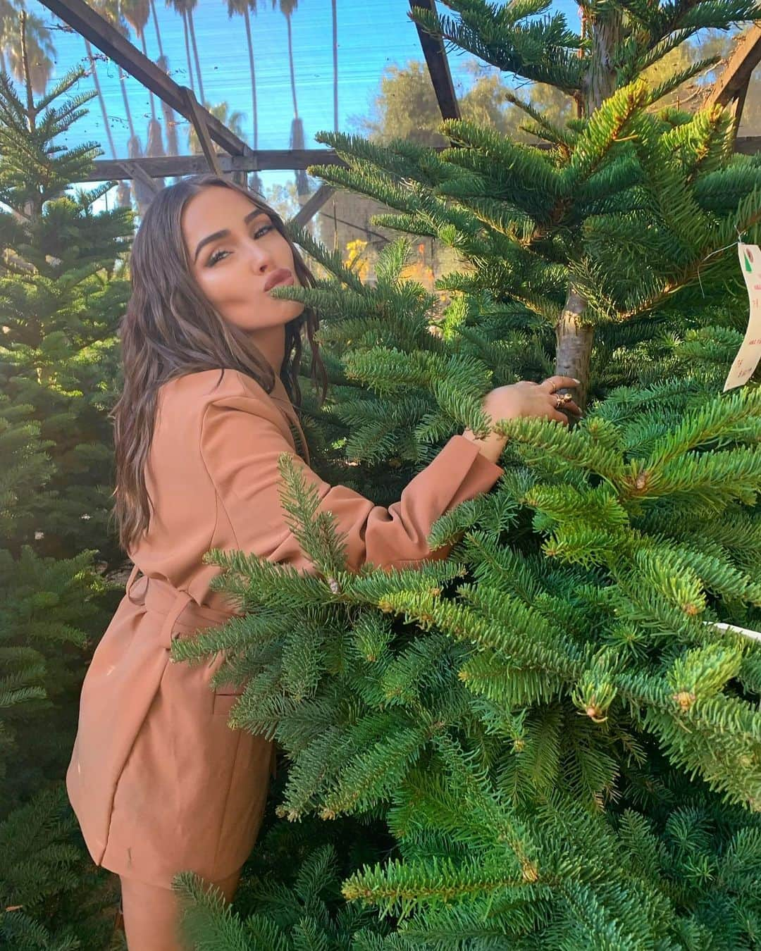 オリビア・カルポさんのインスタグラム写真 - (オリビア・カルポInstagram)「When your mom says it’s time to take down the Christmas tree 😟#neverletgo」12月27日 6時52分 - oliviaculpo