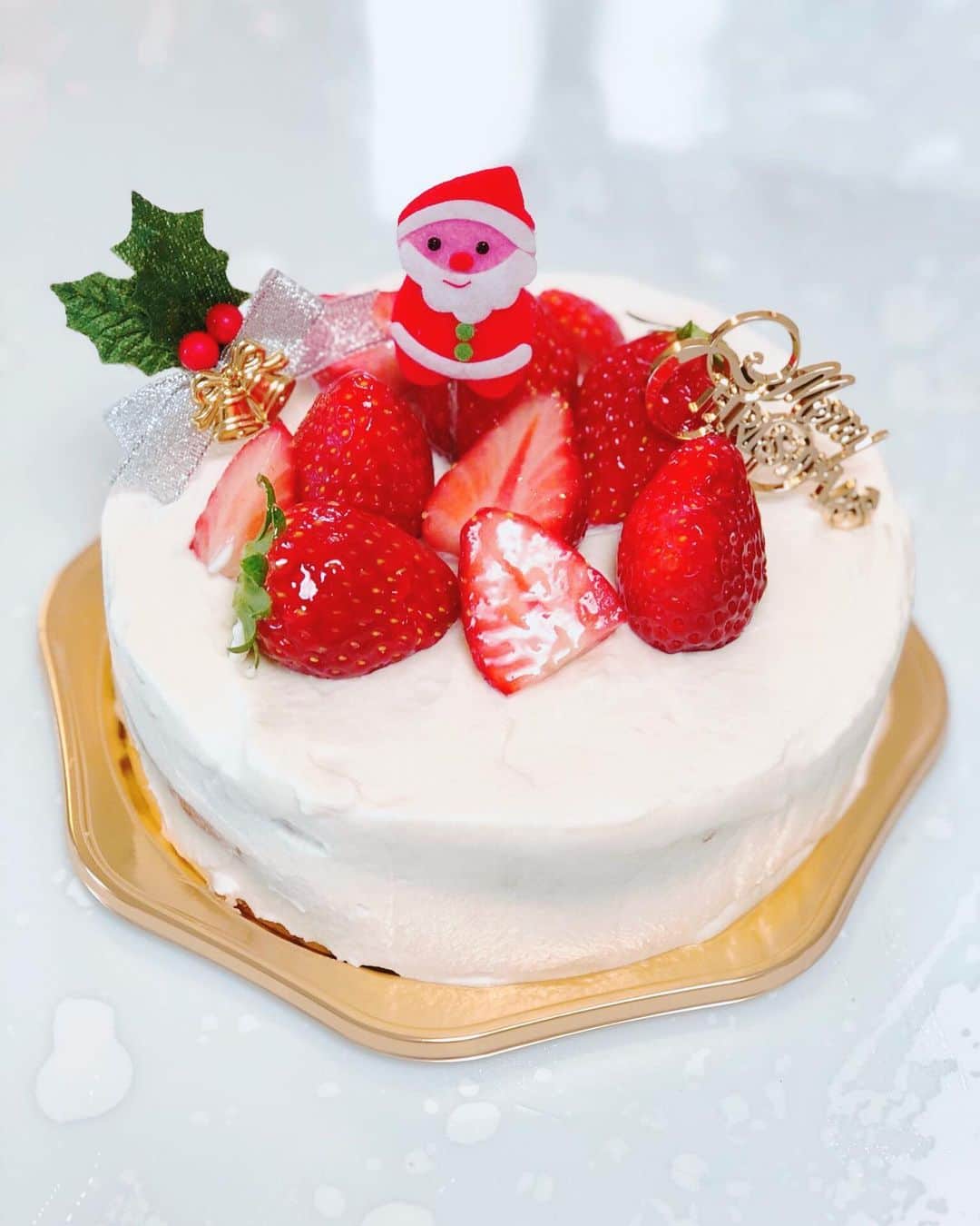 小沢真珠さんのインスタグラム写真 - (小沢真珠Instagram)「クリスマスに娘と作ったショートケーキ。美味しかった❤︎唐揚げツリーも作ったり、今年も手作り料理でお祝いしました♪  #クリスマスの思い出  #クリスマスケーキ #クリスマスケーキ作り  #娘と一緒に  #手作り #手作りケーキ #ショートケーキ #イチゴ #サンタクロース #唐揚げ #唐揚げツリー #ミートソースパスタ  #家族でお祝い #次はおせち料理に挑戦かな」12月27日 6時54分 - maju_ozawa