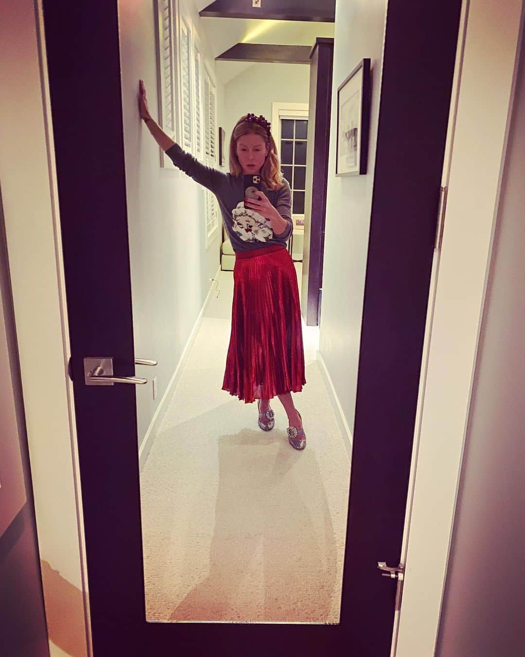 ケリー・リッパさんのインスタグラム写真 - (ケリー・リッパInstagram)「Not big on fashion selfies, but I’ve lived in this house for 11 years and JUST discovered a full length mirror behind the bedroom door. Plus i like this outfit ☃️🎄❄️⛷🎅🏽 #tbt yesterday」12月27日 7時12分 - kellyripa