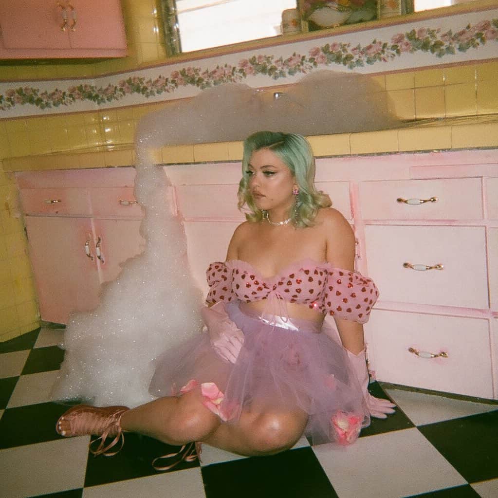HEY VIOLETのインスタグラム：「when u have to clean the dishes after ur family’s extravagant holiday dinner :(((((」