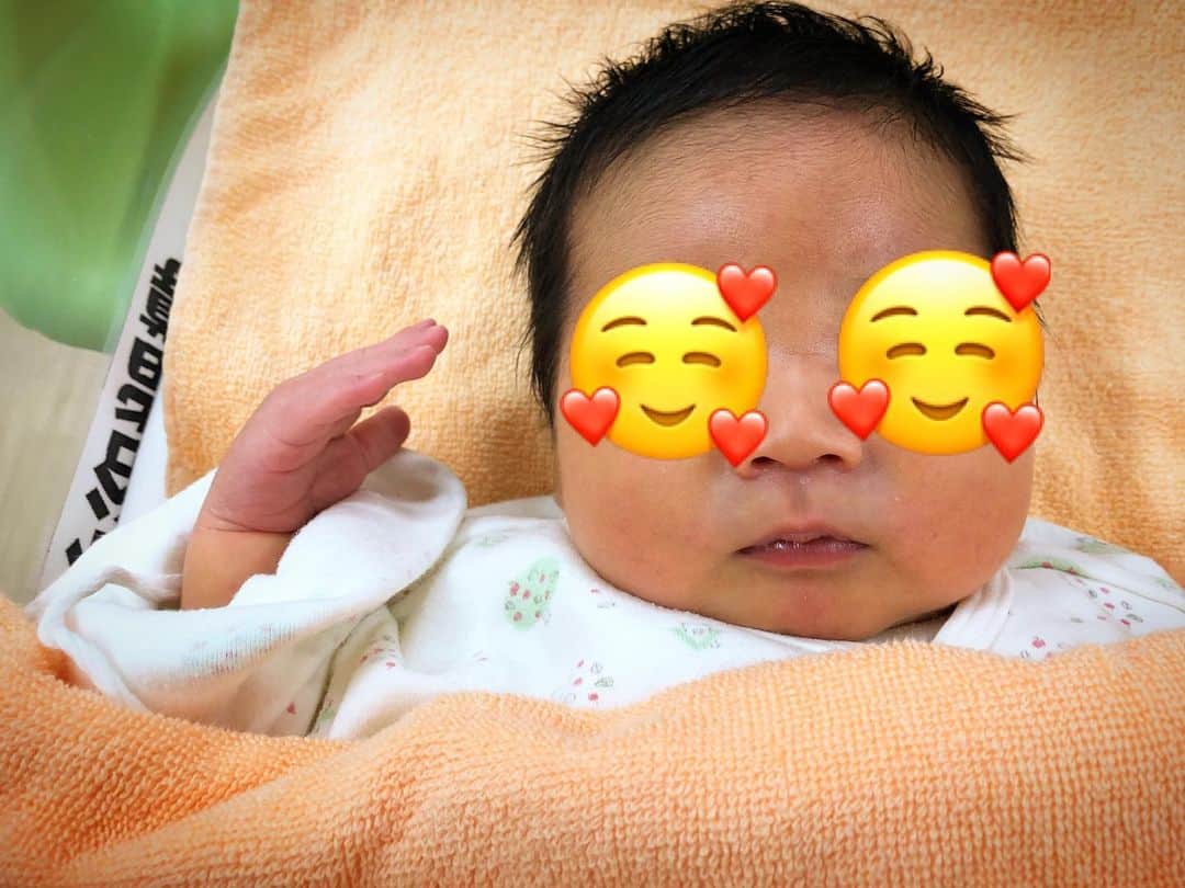 秋夢乃のインスタグラム：「育児って大変ですが楽しい🥰 秋隊長、息子一等兵頑張ります。宜しくどうぞでございます。  礼‼️ #新生児 #面白い赤ちゃん #あかちゃんのいる生活 #面白い写真 #我が子 #可愛い赤ちゃん」