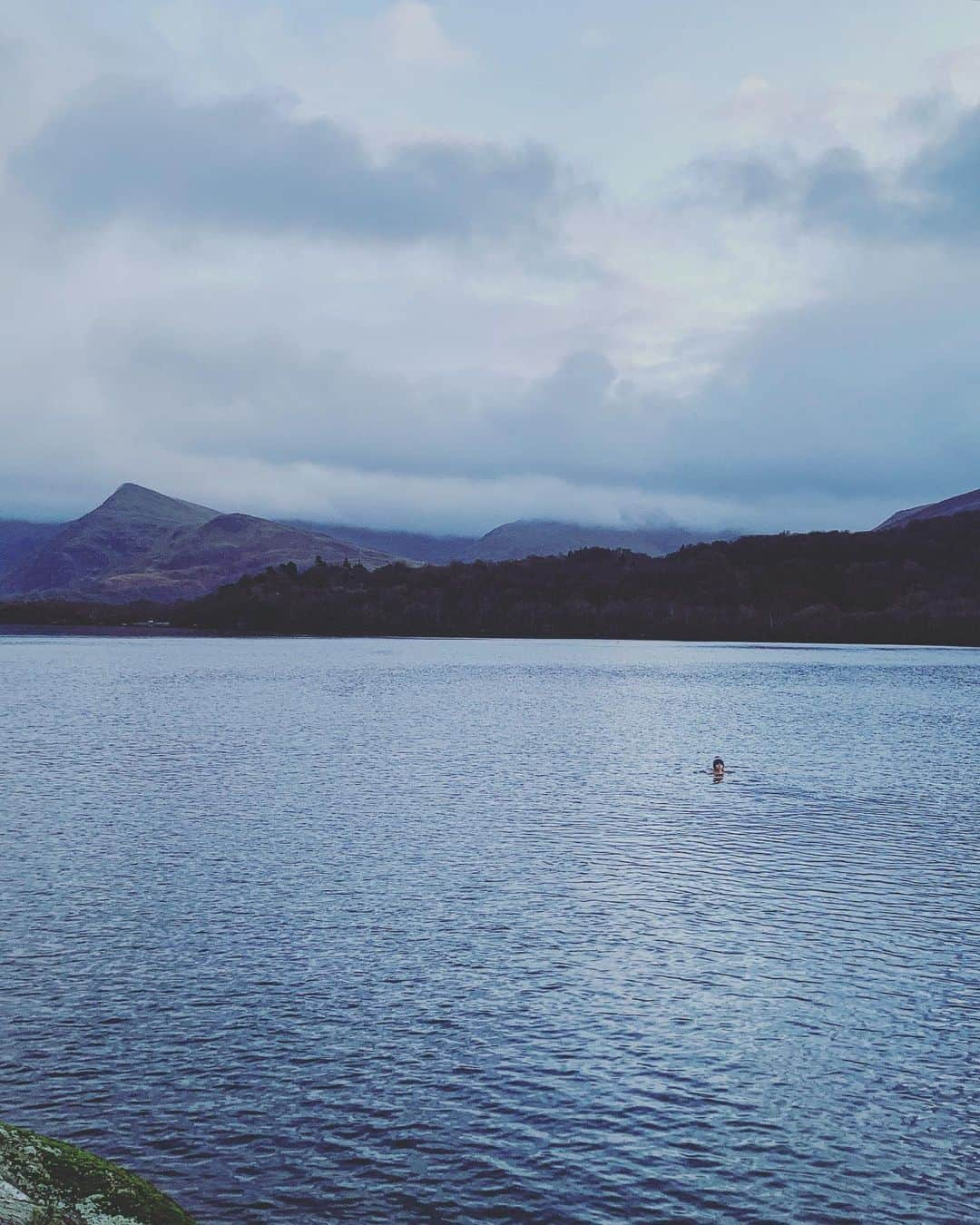 ヘイゼル・フィンドレーさんのインスタグラム写真 - (ヘイゼル・フィンドレーInstagram)「Feel a bit gross after too much food and telly consumption? Nothing a dip in a freezing cold lake can’t sort out 🥶. Cold water swimming is great mental training. Feel like you can’t bear the pain of the cold? Well you can, because in that moment you already have. There is a life-lesson or two in there somewhere. Extra tips: wear a bobble hat and look at the view when it gets too much. @thebinninn 📸 @blackdiamond @seatosummitgear @lasportivagram」12月27日 7時15分 - hazel_findlay