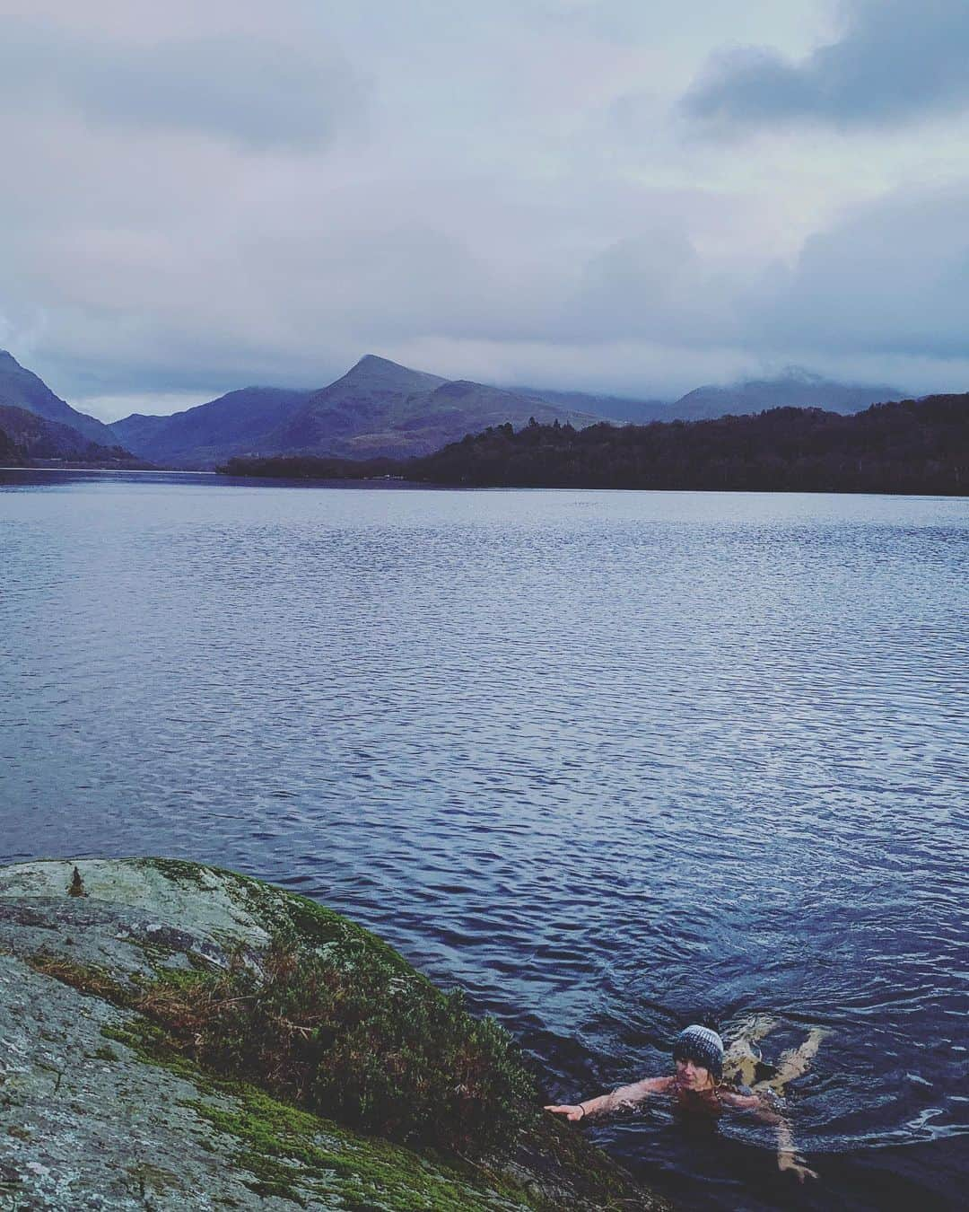 ヘイゼル・フィンドレーさんのインスタグラム写真 - (ヘイゼル・フィンドレーInstagram)「Feel a bit gross after too much food and telly consumption? Nothing a dip in a freezing cold lake can’t sort out 🥶. Cold water swimming is great mental training. Feel like you can’t bear the pain of the cold? Well you can, because in that moment you already have. There is a life-lesson or two in there somewhere. Extra tips: wear a bobble hat and look at the view when it gets too much. @thebinninn 📸 @blackdiamond @seatosummitgear @lasportivagram」12月27日 7時15分 - hazel_findlay